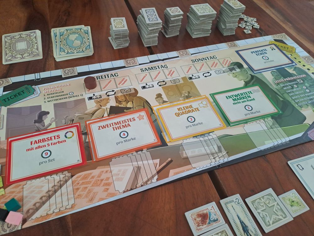 Blick auf das allgemeine Spielbrett auf dem die Wettbewerbskarten dieser Partie ausliegen.
