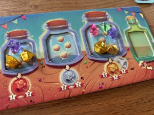 Hier sind die gefüllten Gläser zu sehen, die mit den goldenen Zuckerwürfeln noch aufgefüllt wurden.