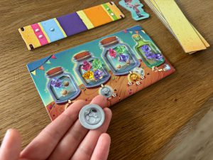 Das Glas mit den vier Zuckerwürfeln ist voll. Die Zuckerwürfel werden gegen den silbernen Chip getauscht.