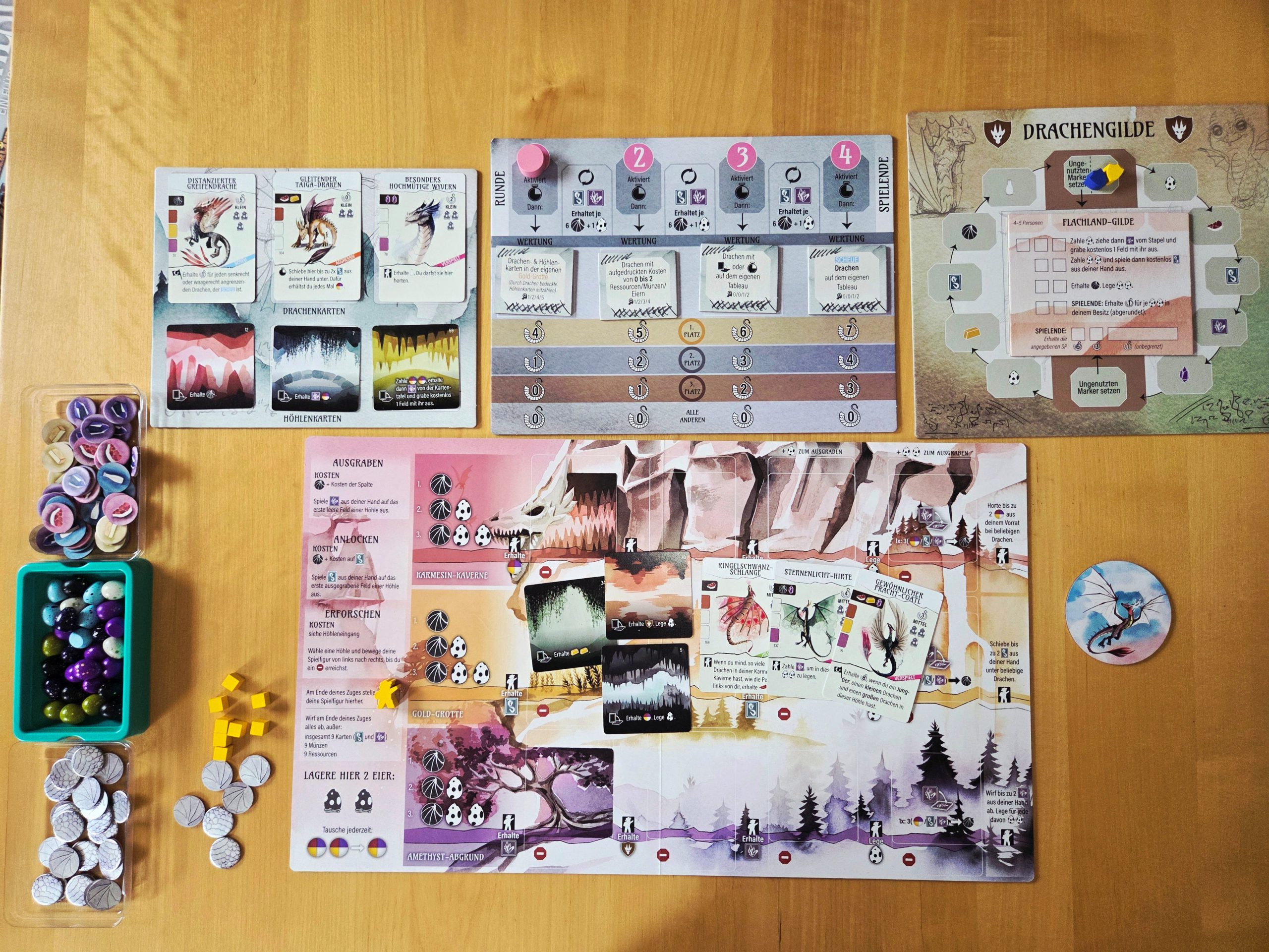 zu sehen ist der allgemeine Spielaufbau plus ein persönliches Spieltableau.