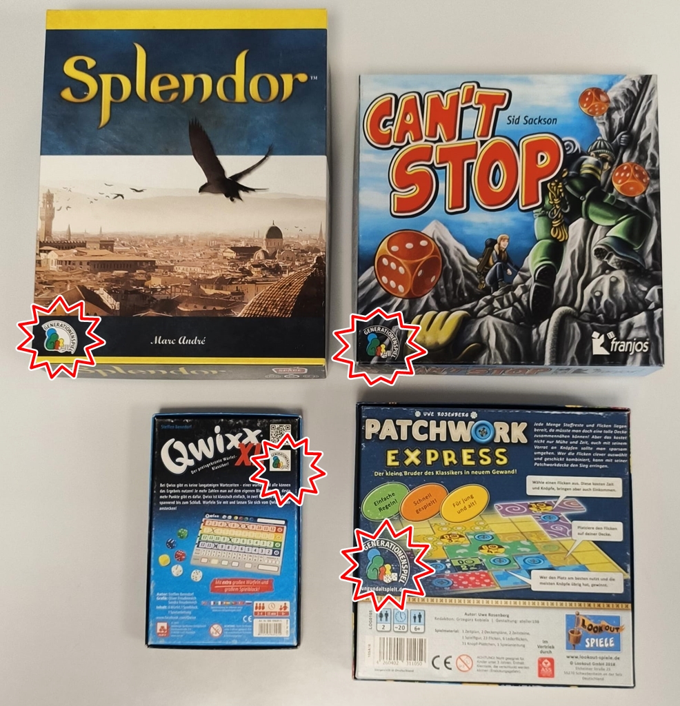 Vier Spiele mit aufgedrucktem Siegel.