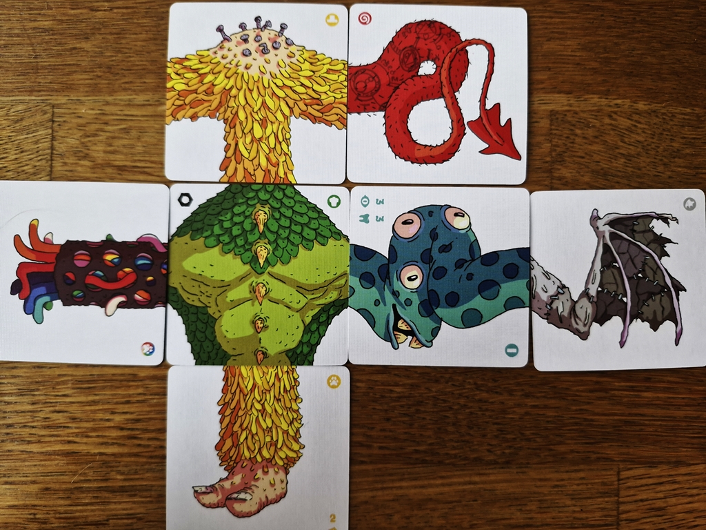 Die Auslage eines Spielenden. Das Monster ist fast vollendet.