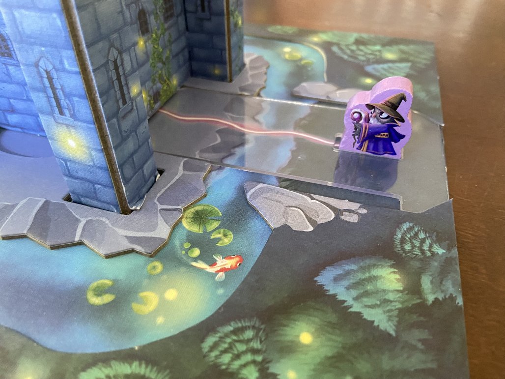 Blick auf das Spielbrett. Der Zauberer steht hinter dem Turm.