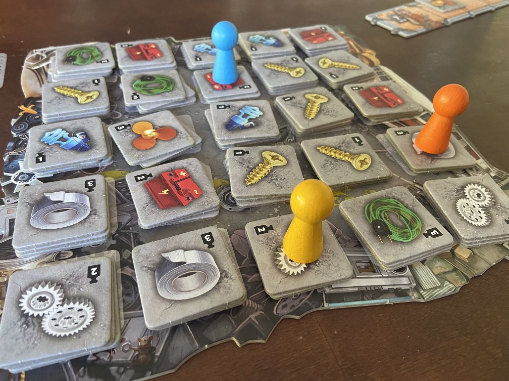 Zu sehen ist der Schrottplatz. Die 3 Spielfiguren stehen bereits darauf.