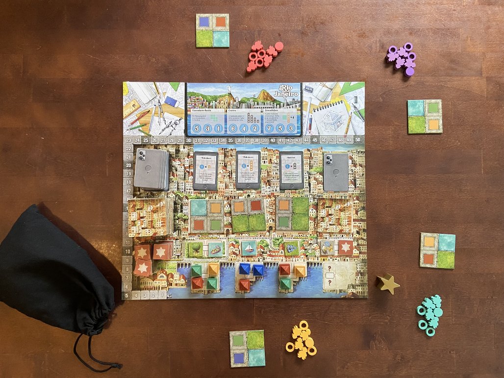 Die vorbereitete Partie. Spielbrett mit Auslage, persönliche Auslage der einzelnen Spielenden