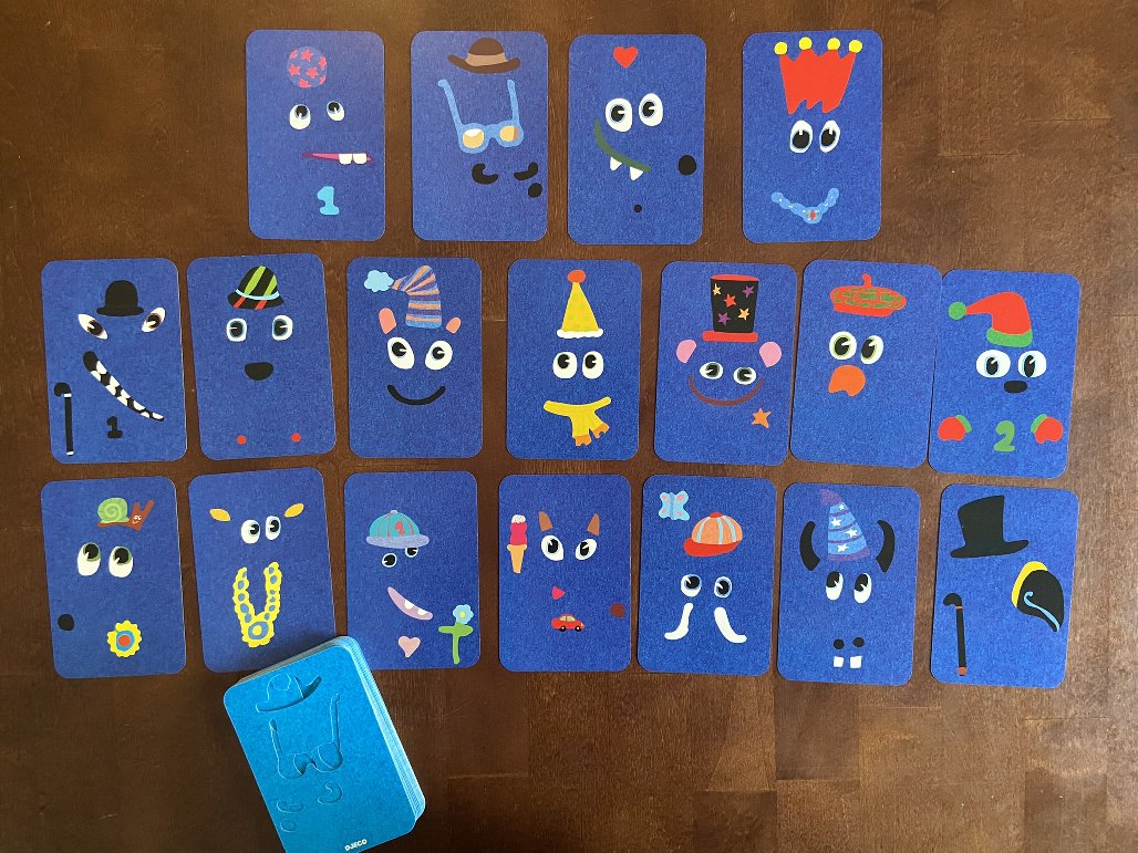 Auslage mit zahlreichen unterschiedlichen Karten