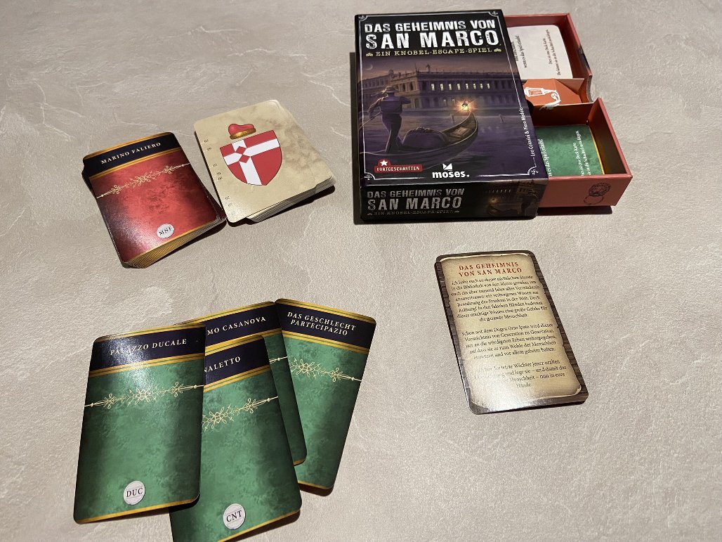 Zwei Arten von Karten werden getrennt ausgelegt