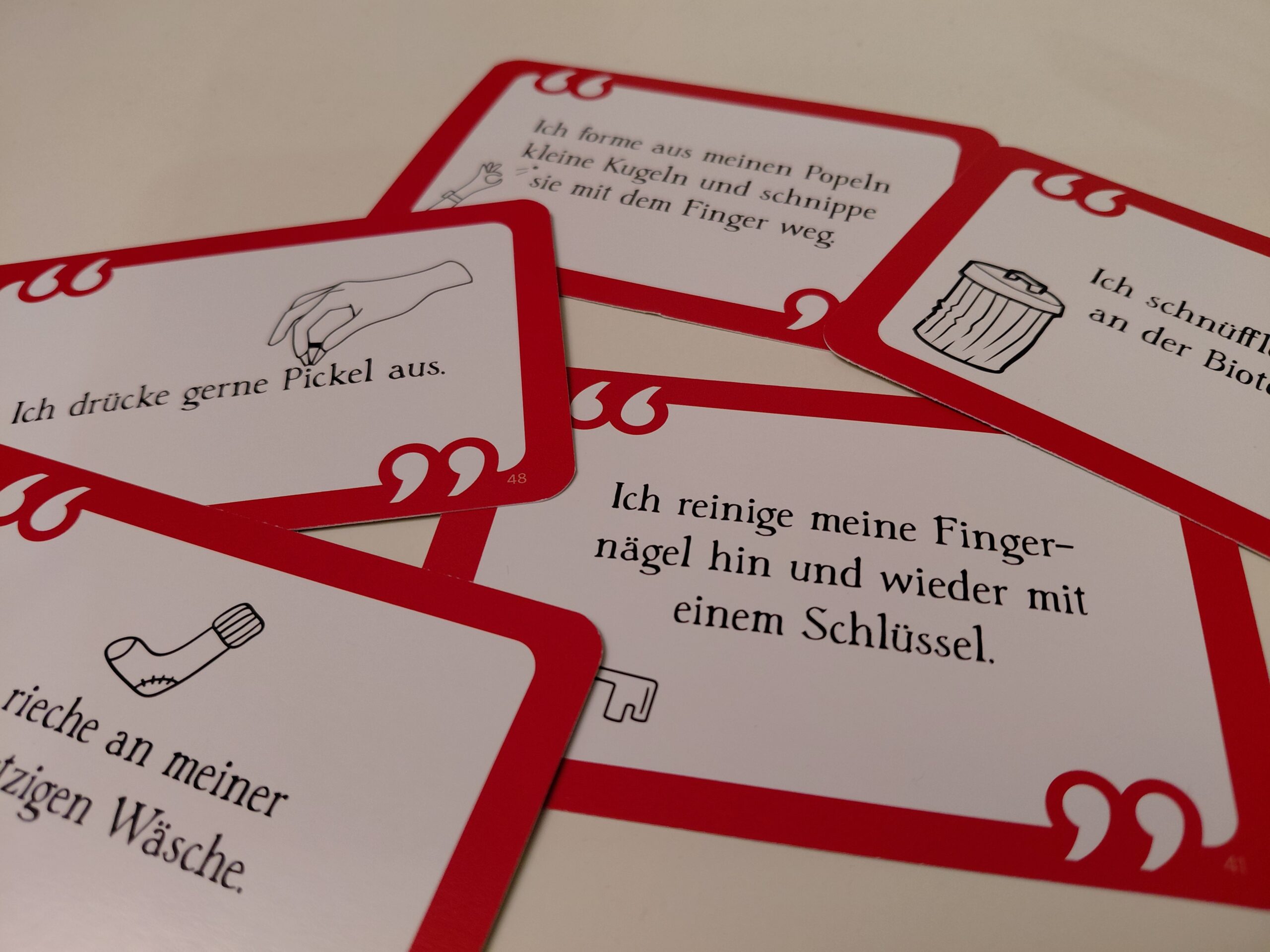 Auf dem Tisch liegen Karten mit echt "schrägen" Macken.