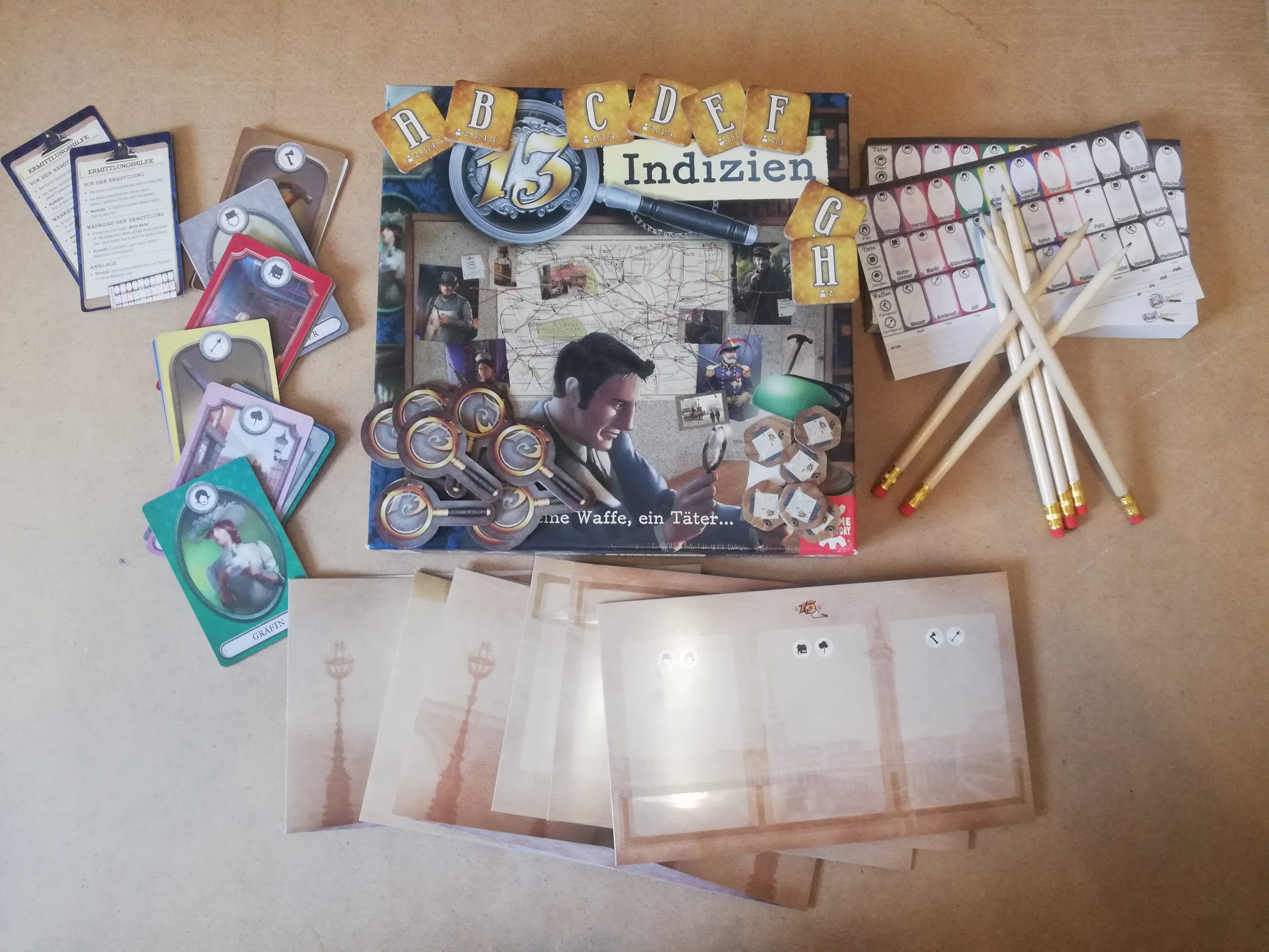 13 Indizien Spieleschachtel und Material