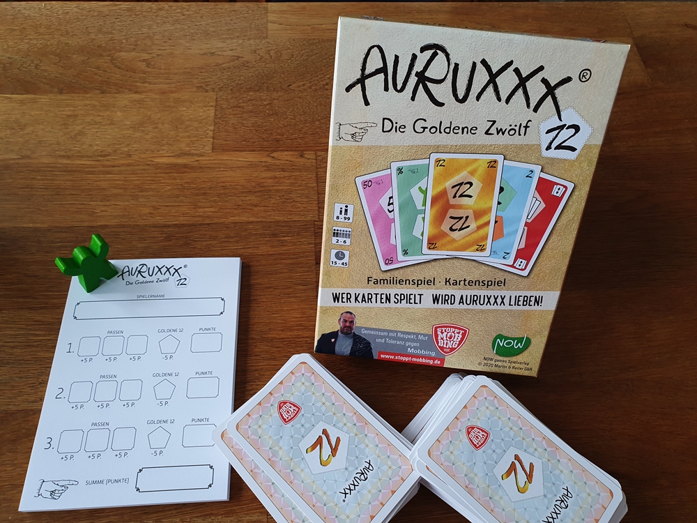 Spielkarton, enthaltene Spielkarten, grüne Figur und Wertungsblock