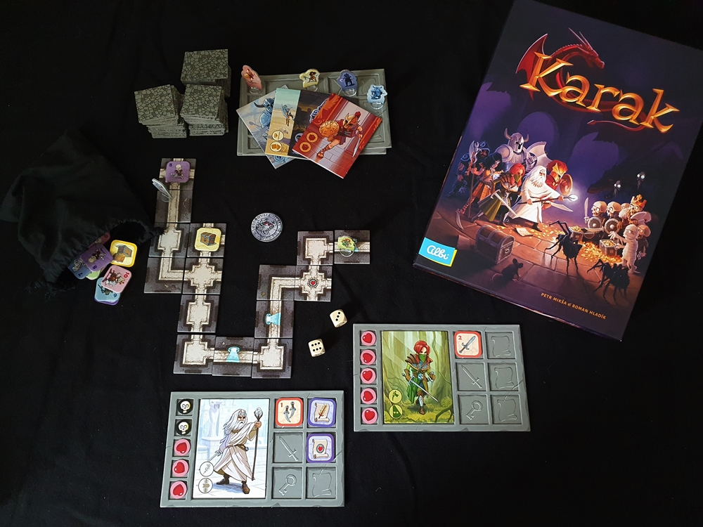 Spielkarton und teilweise aufgebauter Inhalt