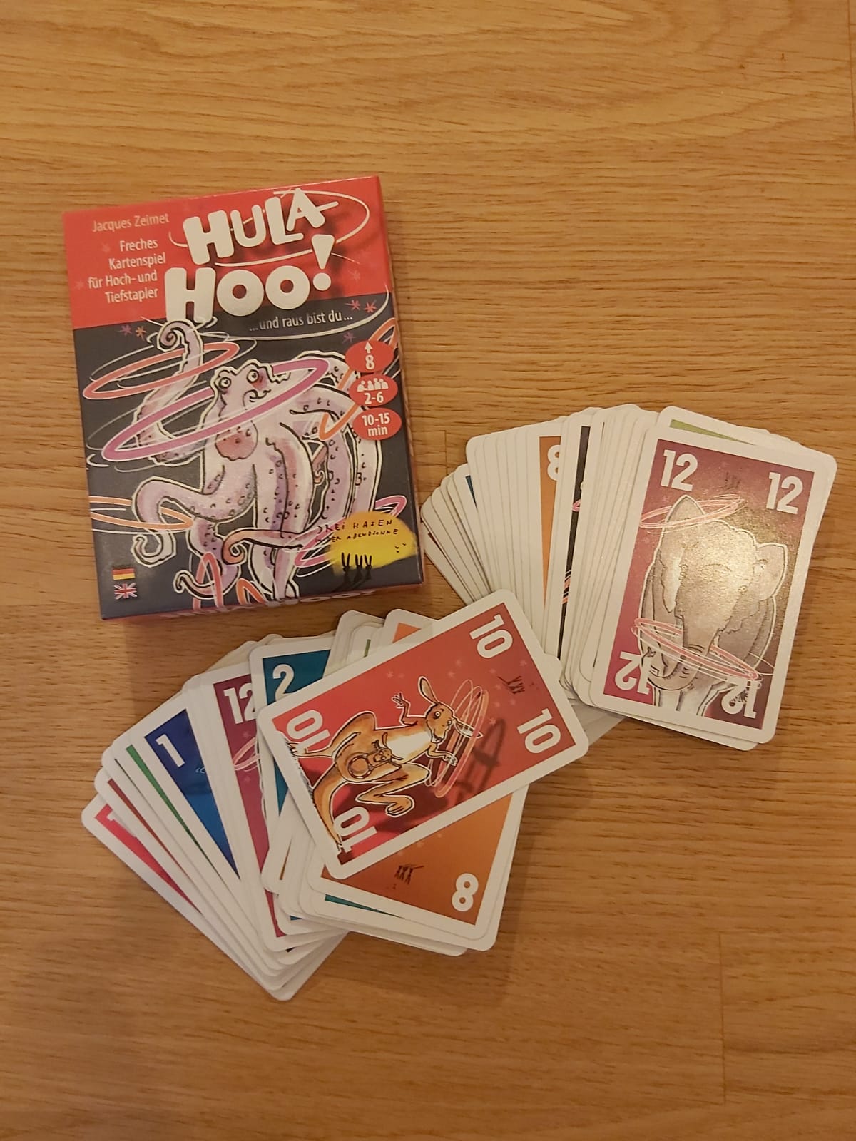 Die Spielverpackung von "Hula Hoo!" sowie die Spielkarten