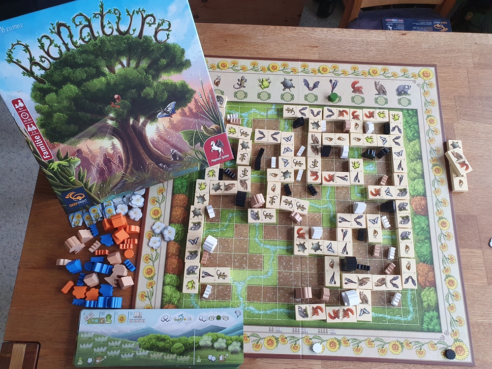 Spielkarton und Inhalt