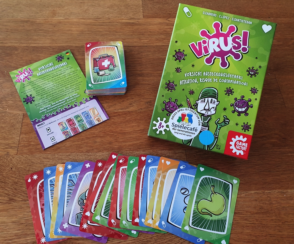 Spielkarton mit den enthaltenen Spielkarten und Anleitung