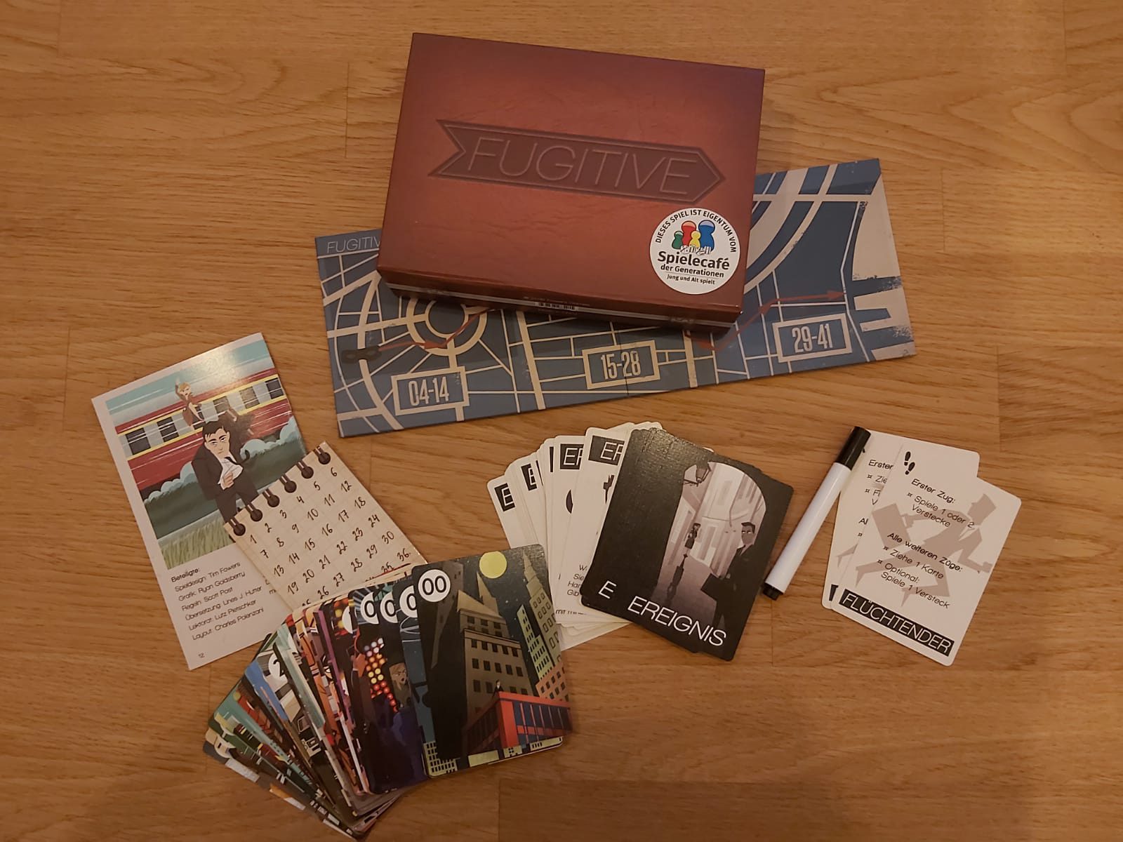 Zu sehen ist die Verpackung von Fugitive mit dem kompletten Material.