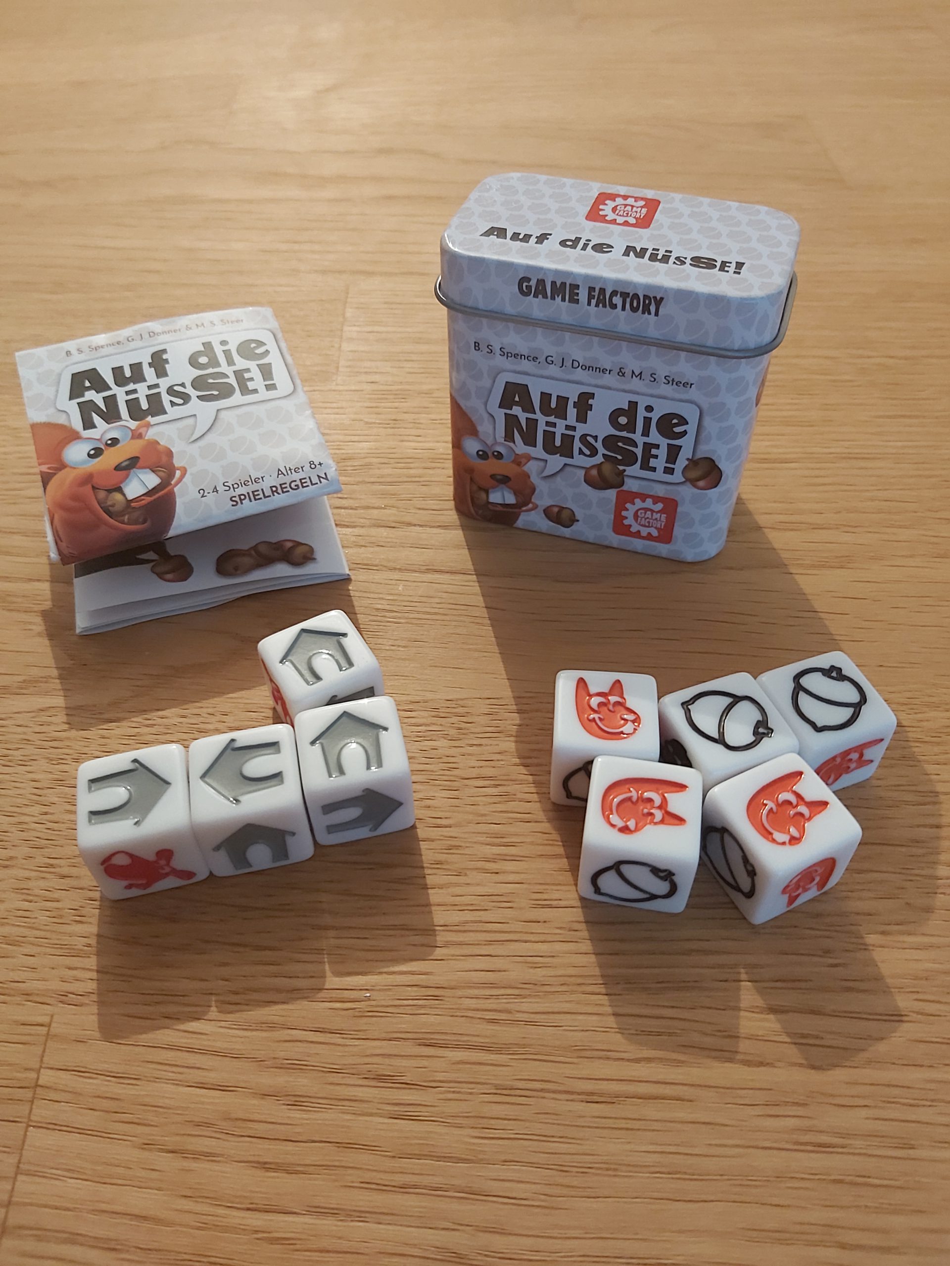 Zu sehen ist das Spiel Auf die Nüsse samt Inhalt.