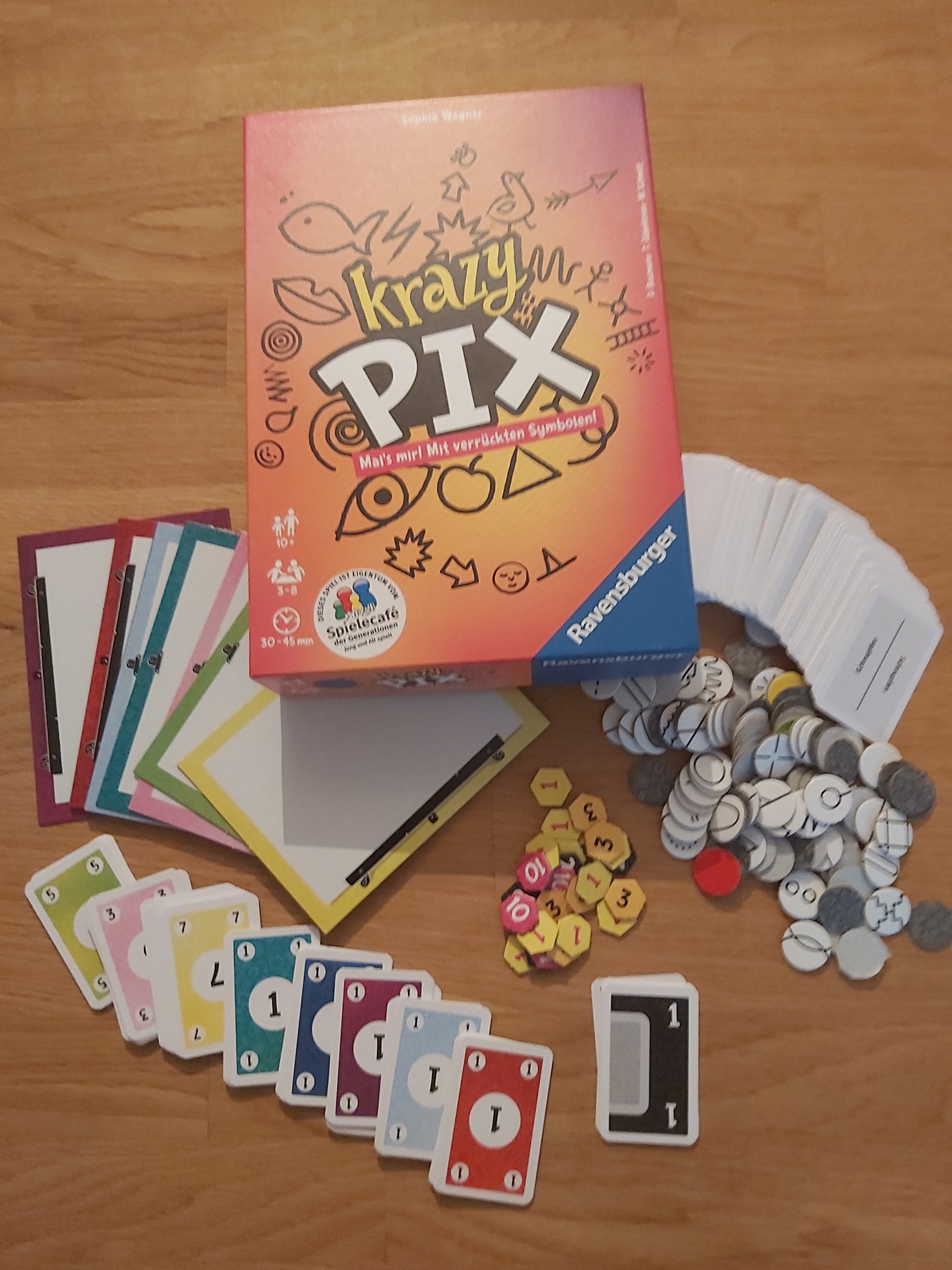Zu sehen ist das Spiel Krazy Pix samt Material