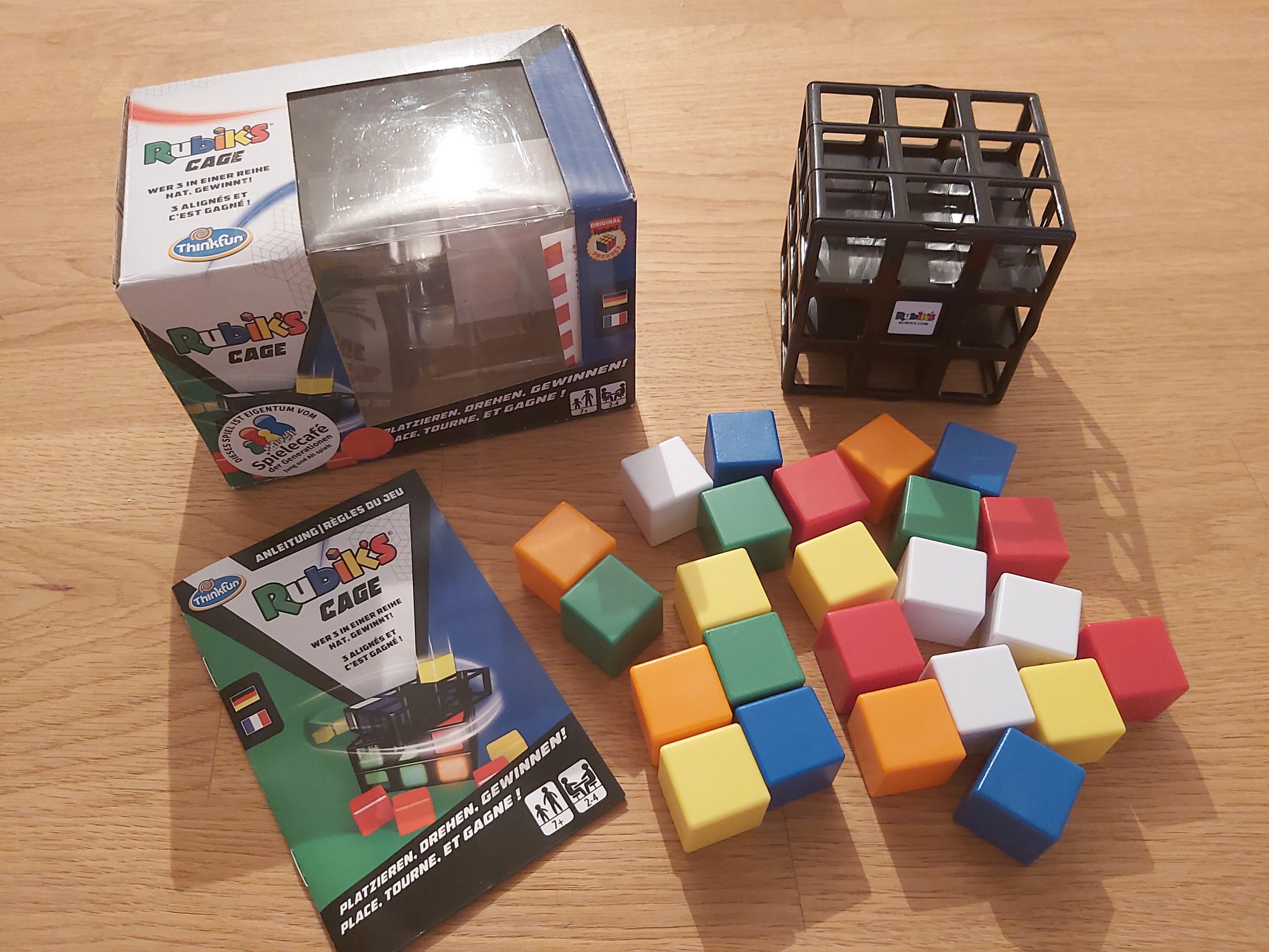 Zu sehen ist Rubik's Cage von Thinkfun samt Spielmaterial.