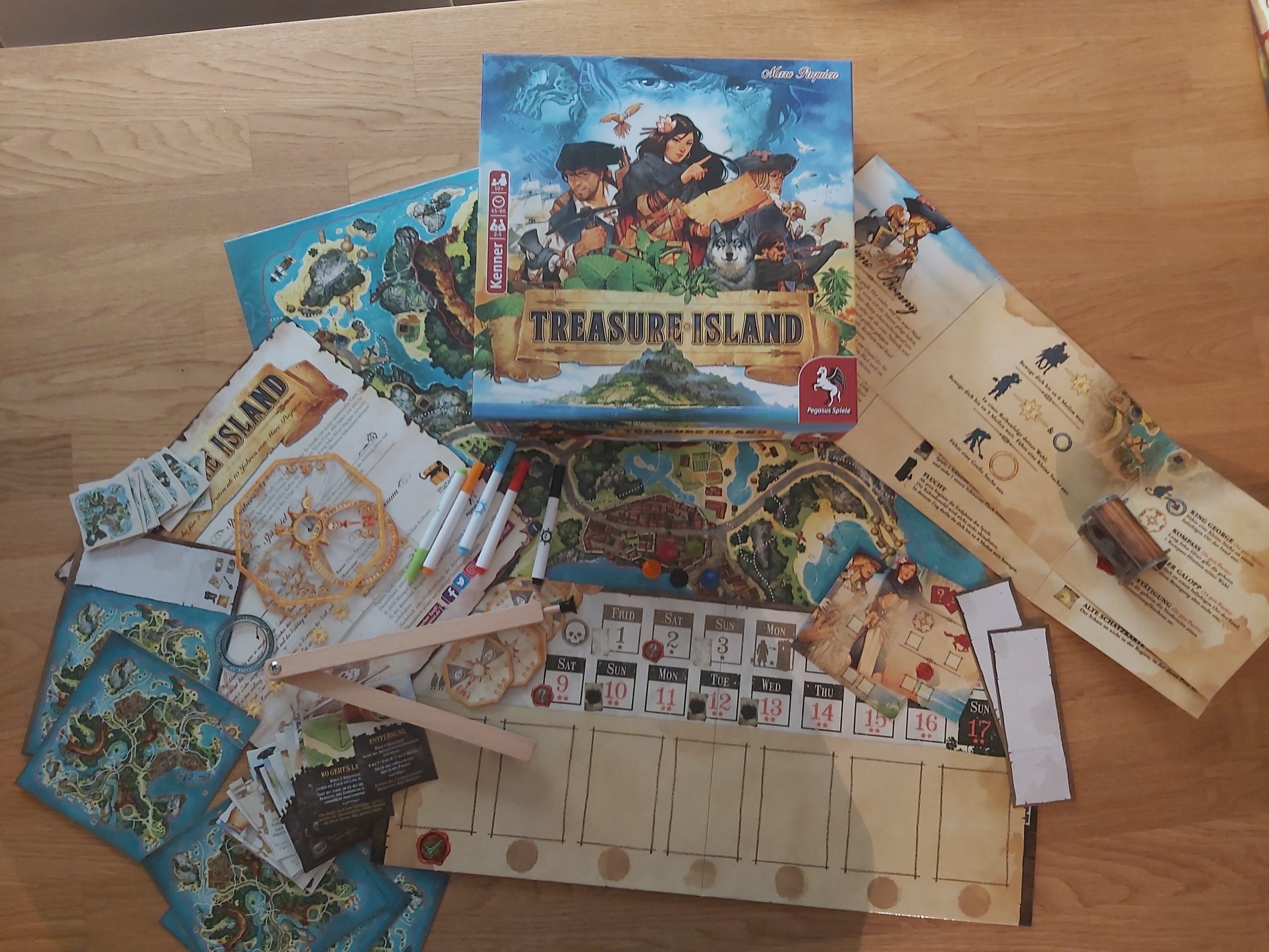 Zu sehen ist die Verpackung mit dem gesamten Spielmaterial von Treasure Island.
