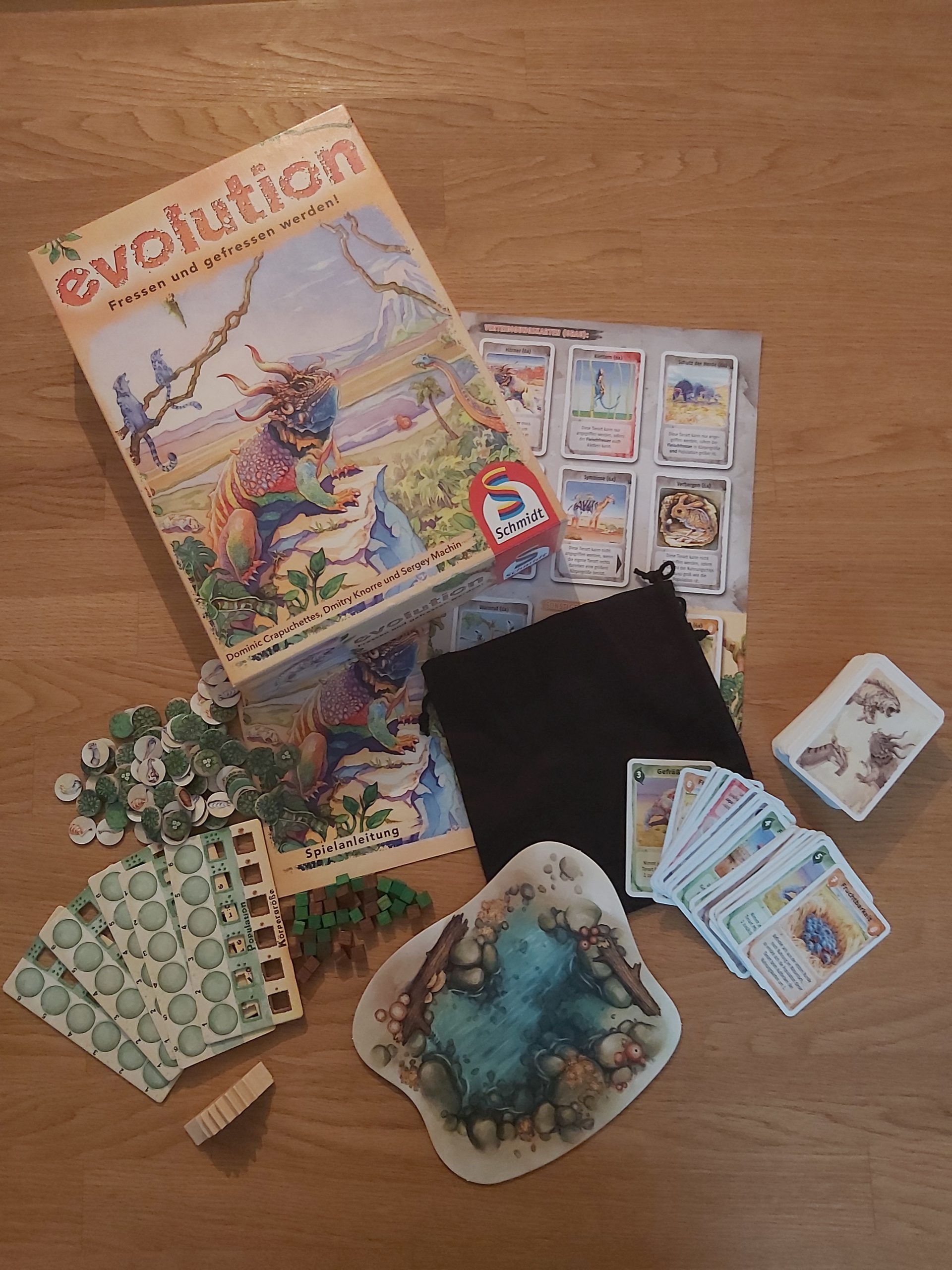 Zu sehen ist das Spiel Evolution mit dem gesamten Spielmaterial