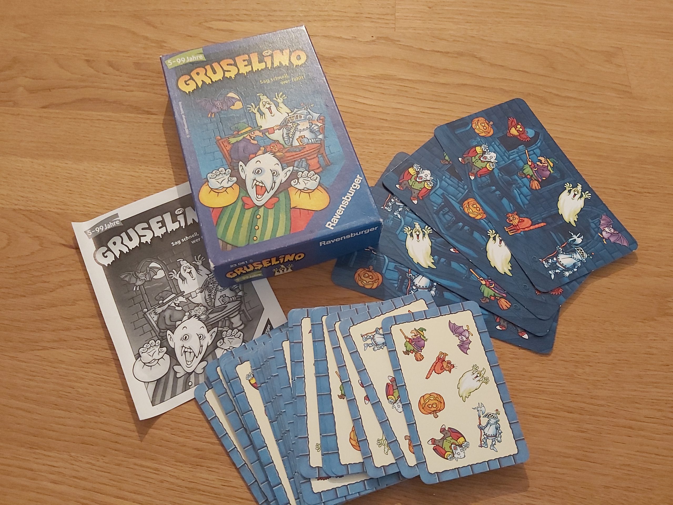 Zu sehen ist die Verpackung von Gruselino samt Material.