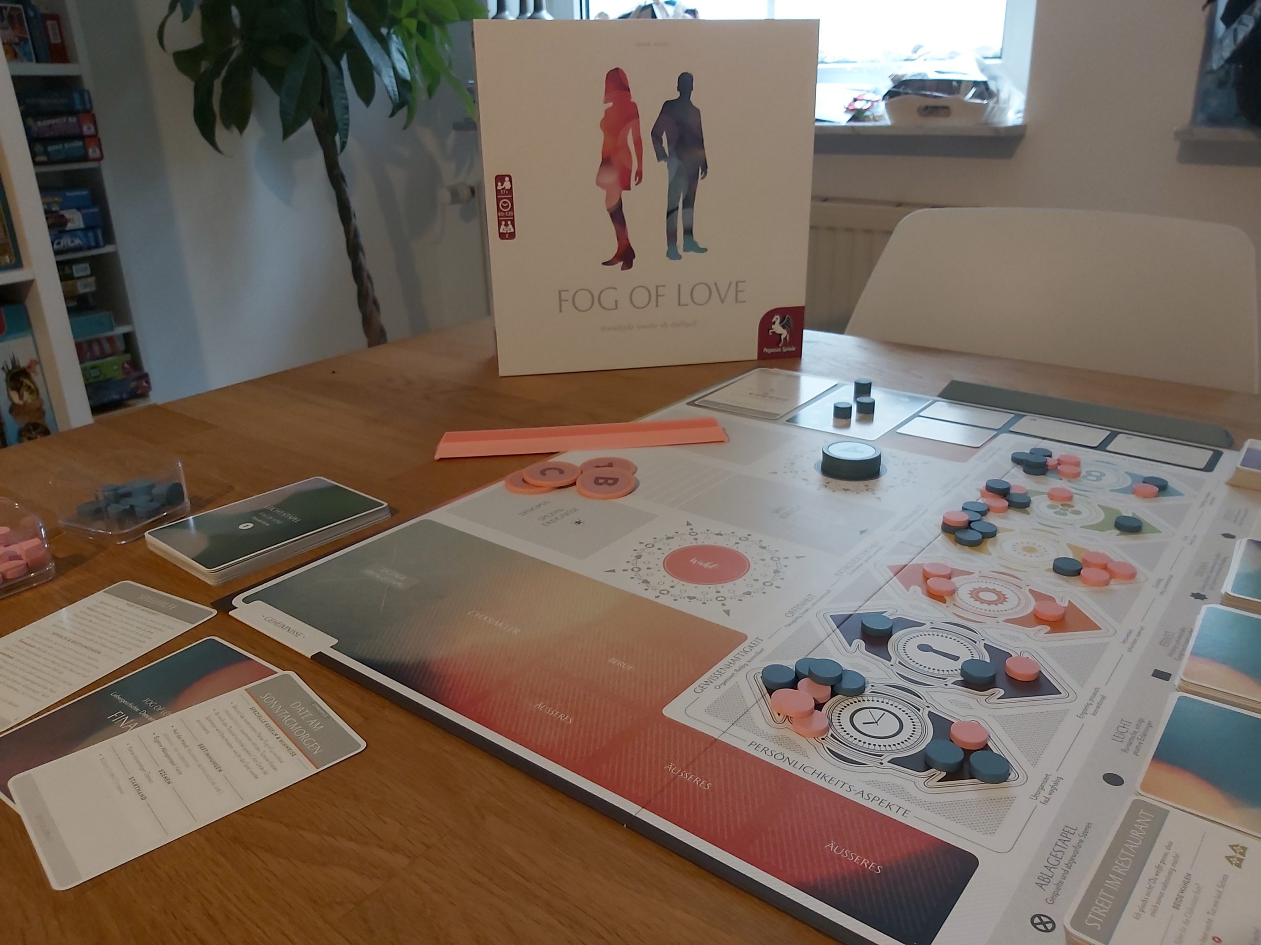 Zu sehen ist das Spiel Fog of Love mit dem gesamten Spielmaterial.
