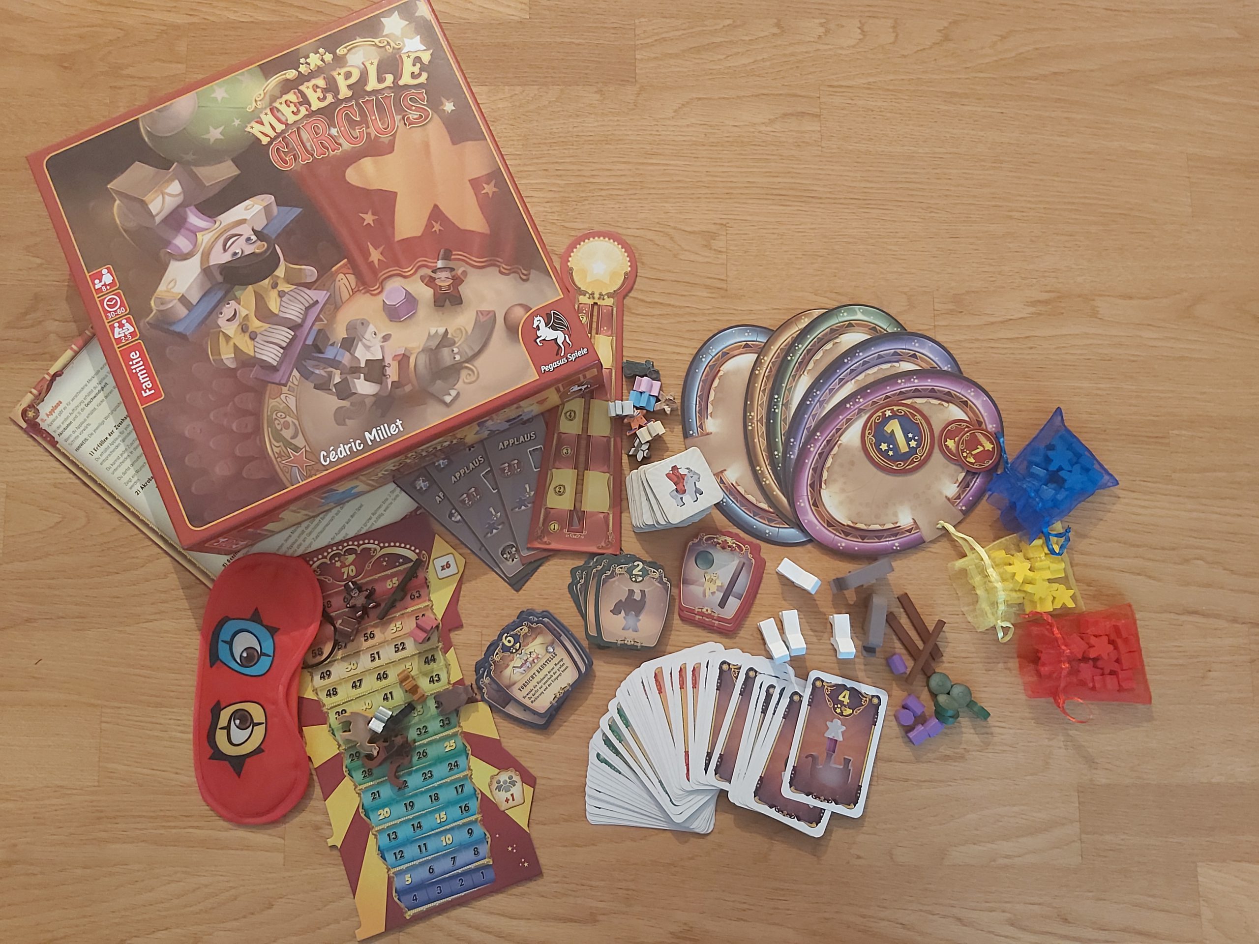 Zu sehen ist Meeple Circus mit dem gesamten Material