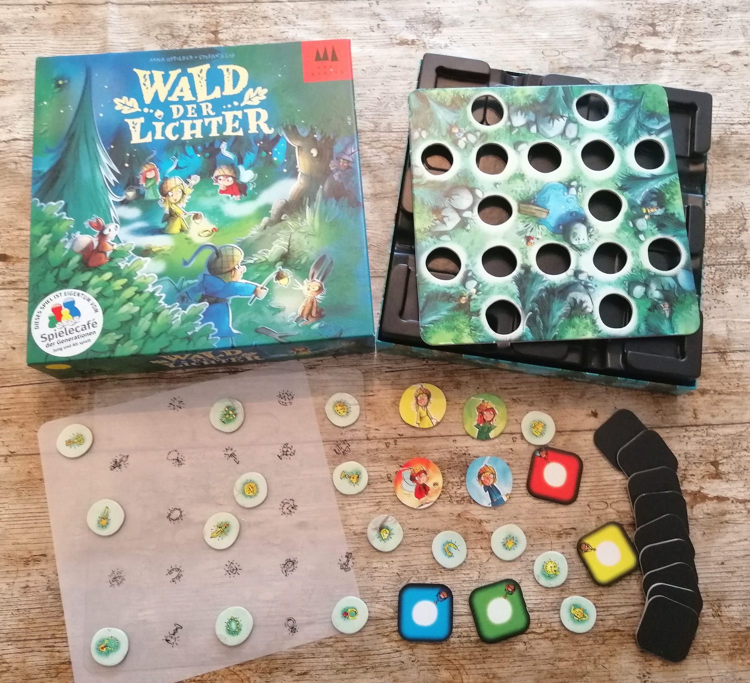 Spieleschachtel mit Inhalt