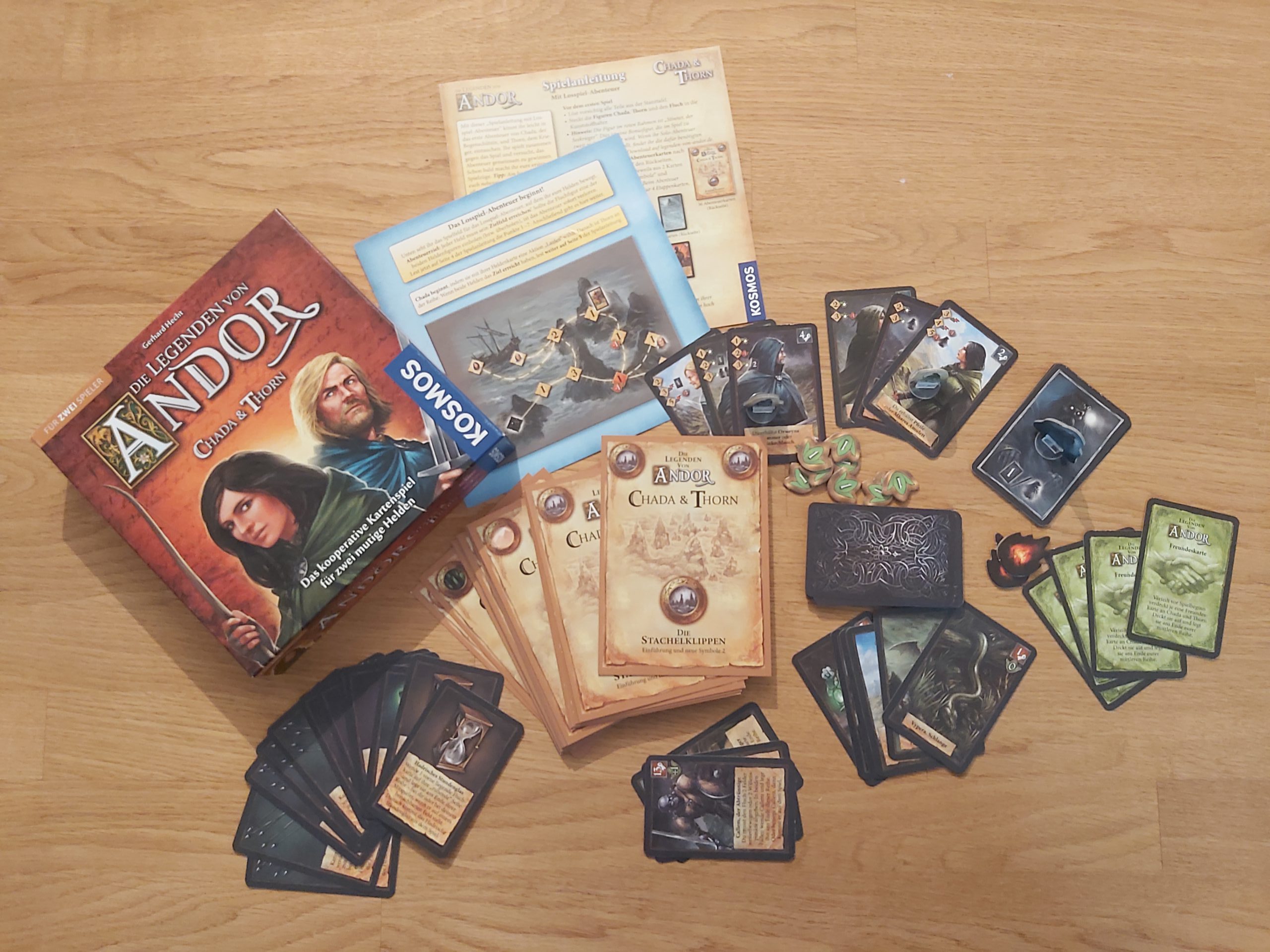 Zu sehen ist das Spiel Chada & Thorn mit dem gesamten Spielmaterial.