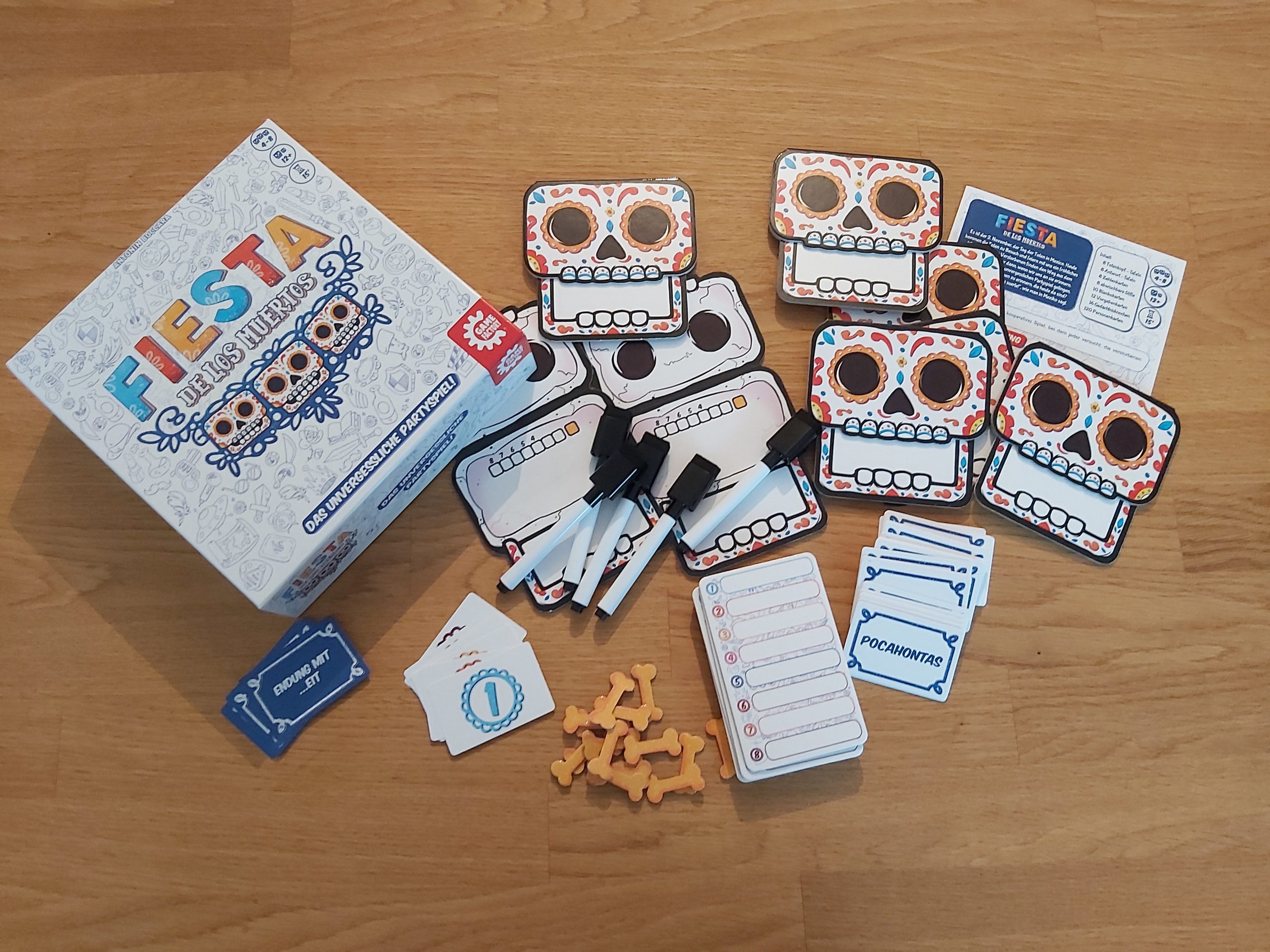Zu sehen ist das Spiel Fiesta de los Muertos mit dem gesamten Spielmaterial.
