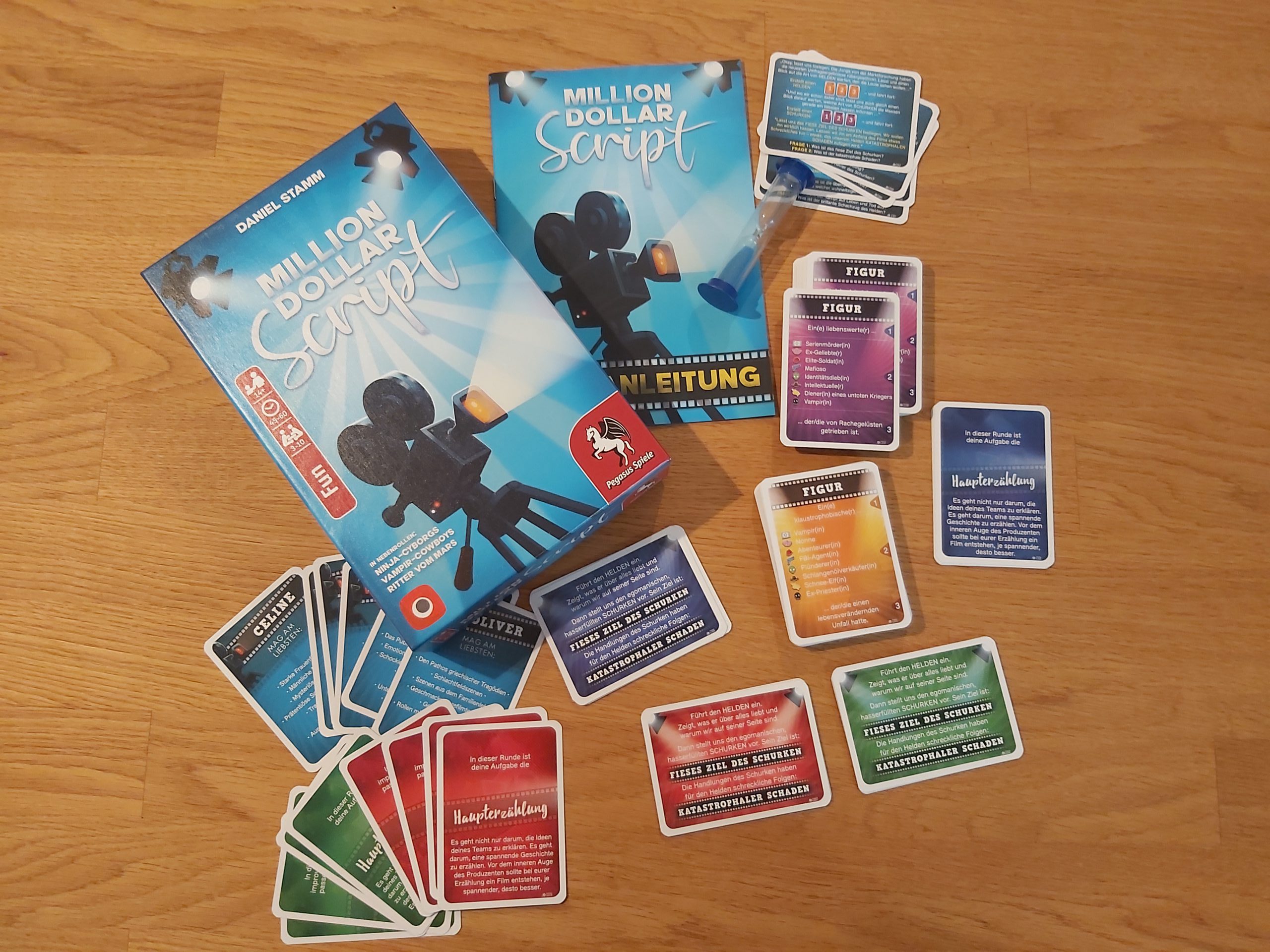 Zu sehen ist das Spiel Million Dollar Script mit dem gesamten Spielmaterial.