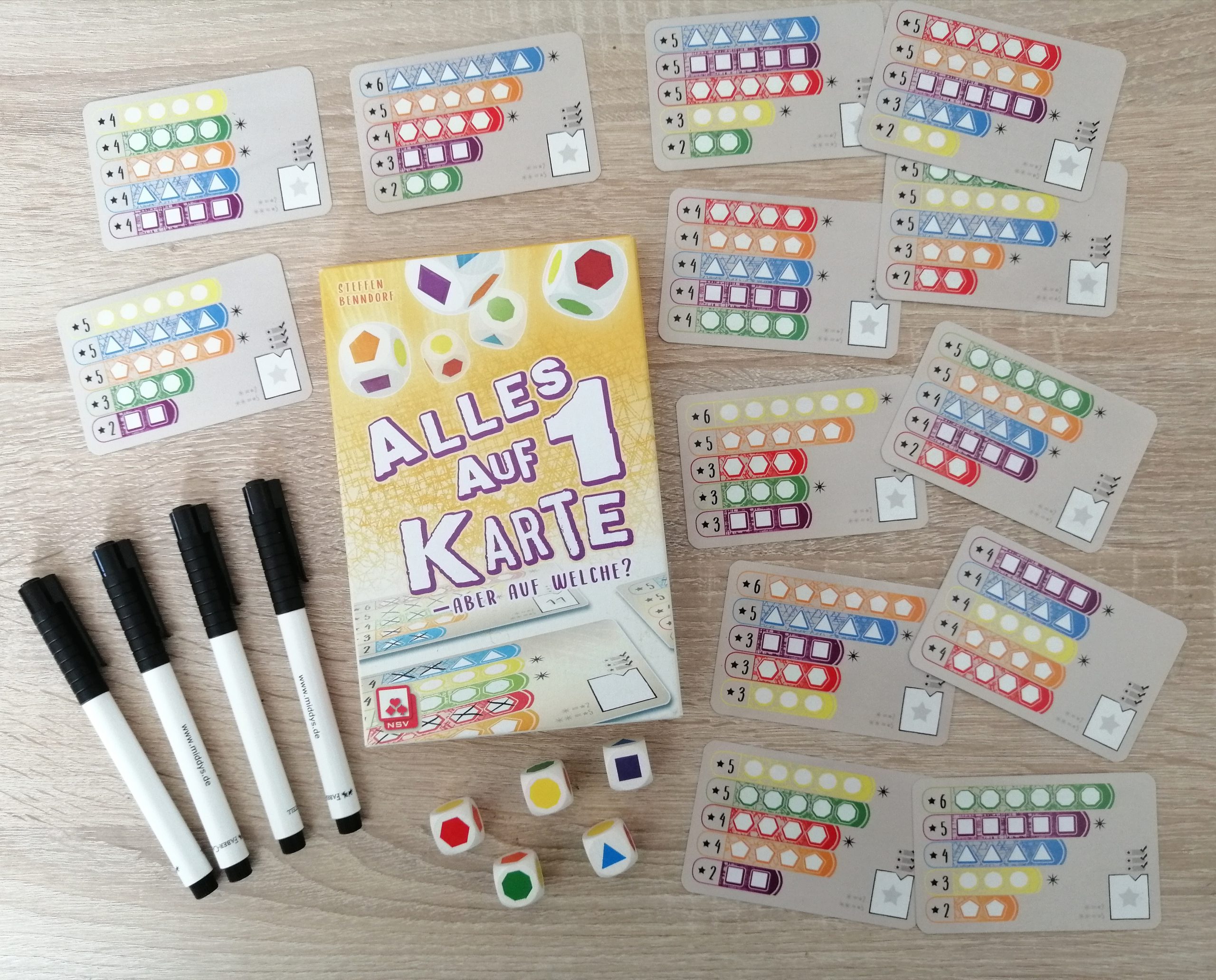 Spieleschachtel mit Inhalt