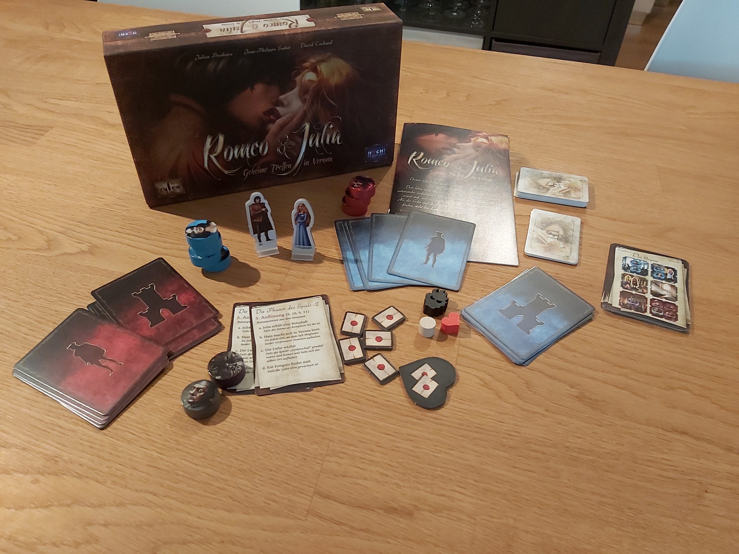 Zu sehen ist das Spiel Romeo & Julia von Huch! mit dem gesamten Spielinhalt.