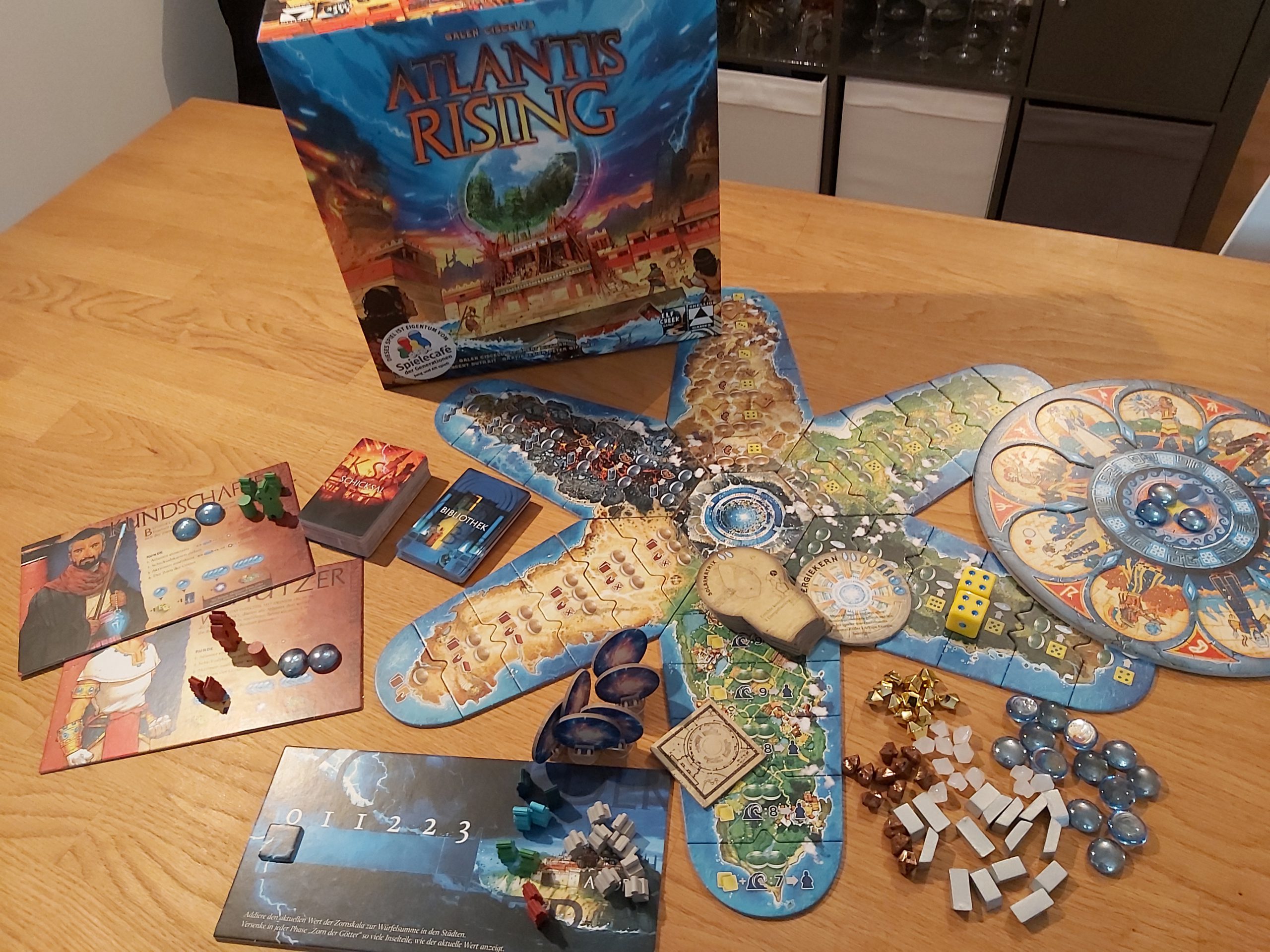 Zu sehen sind Atlantis Rising mit dem gesamten Spielmaterial.