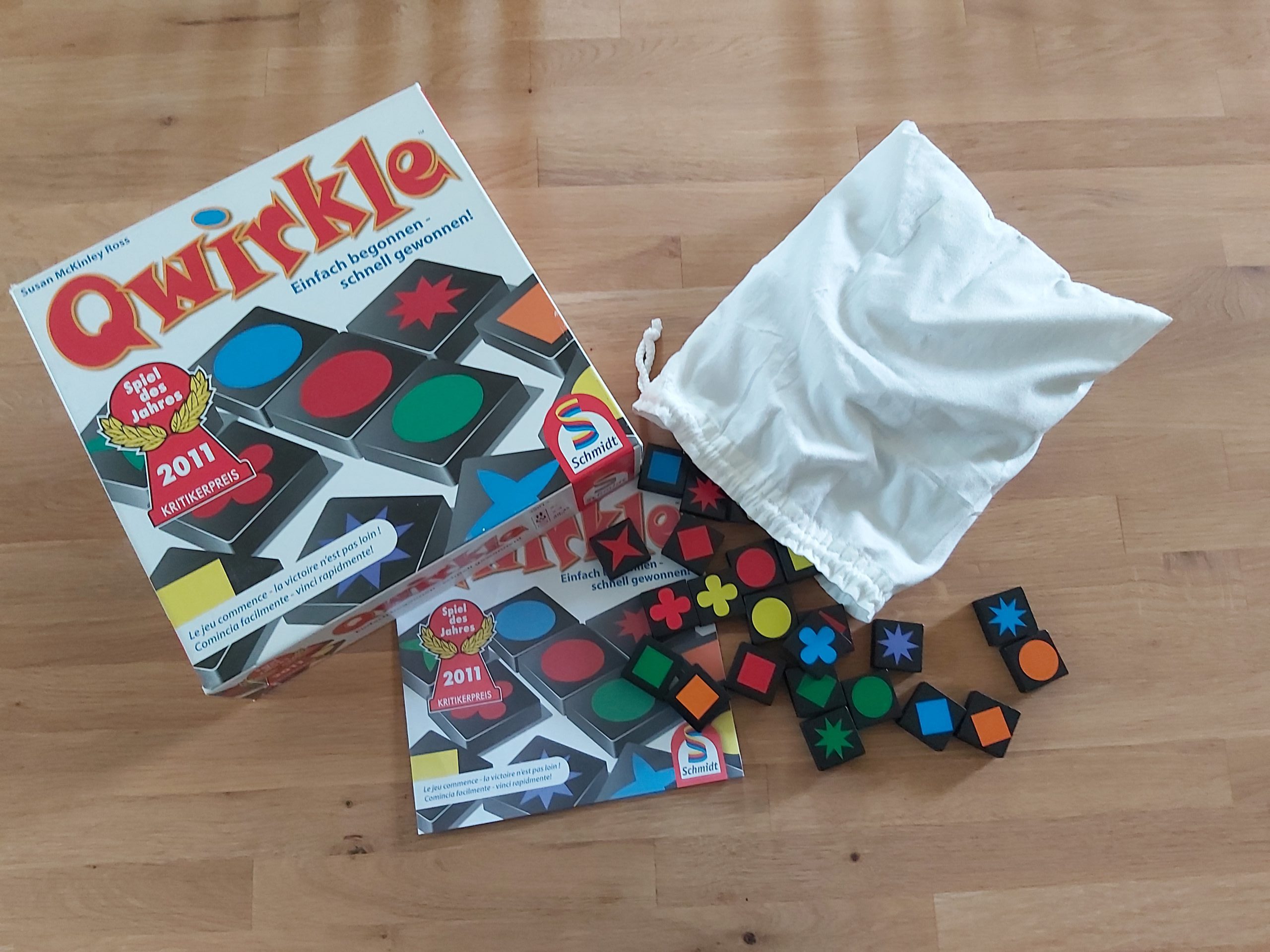 Zu sehen ist das Spiel Qwirkle mit dem gesamten Spielmaterial.