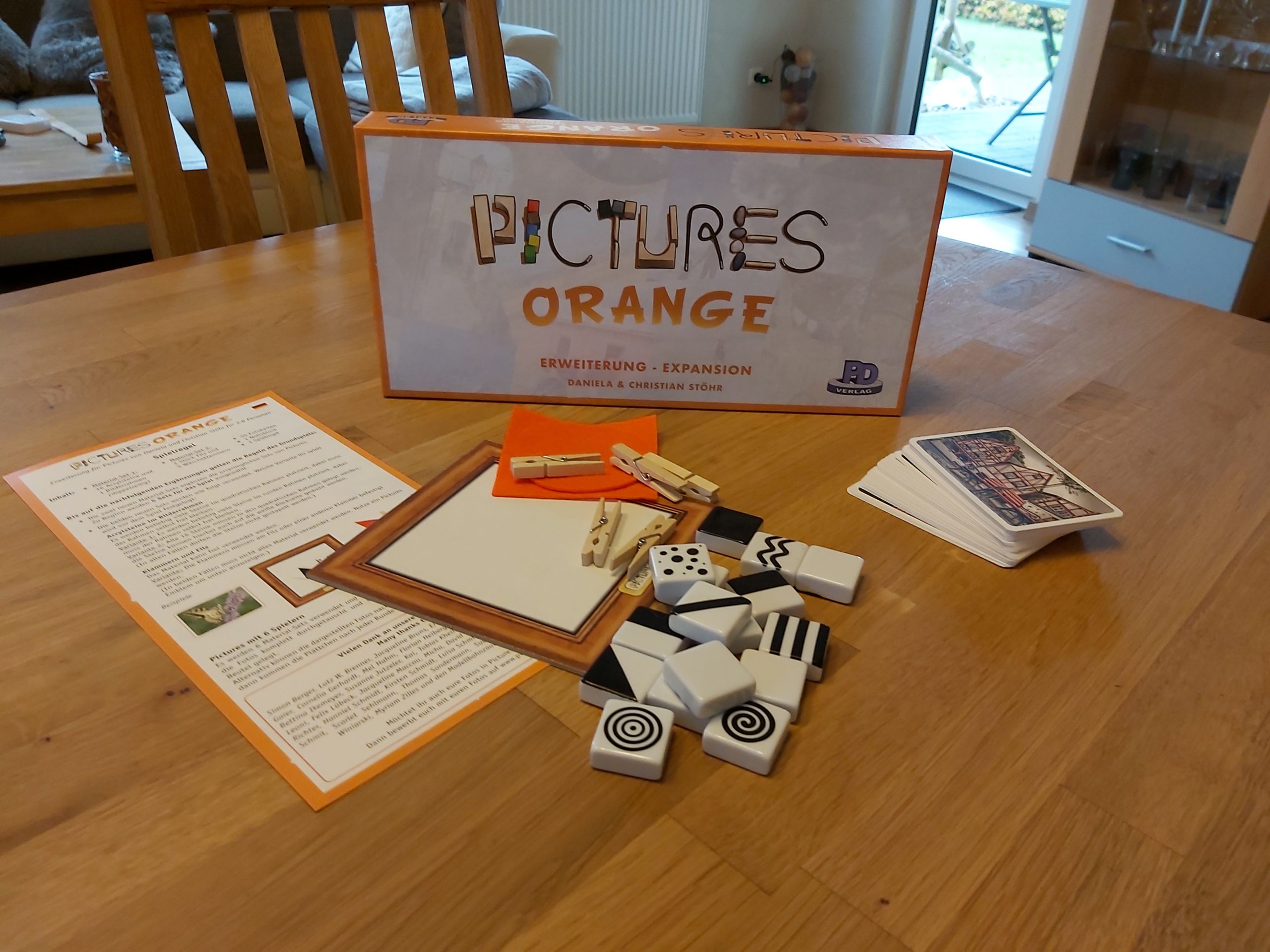 Zu sehen ist die Erweiterung PICTURES Orange mit allen Materialien.
