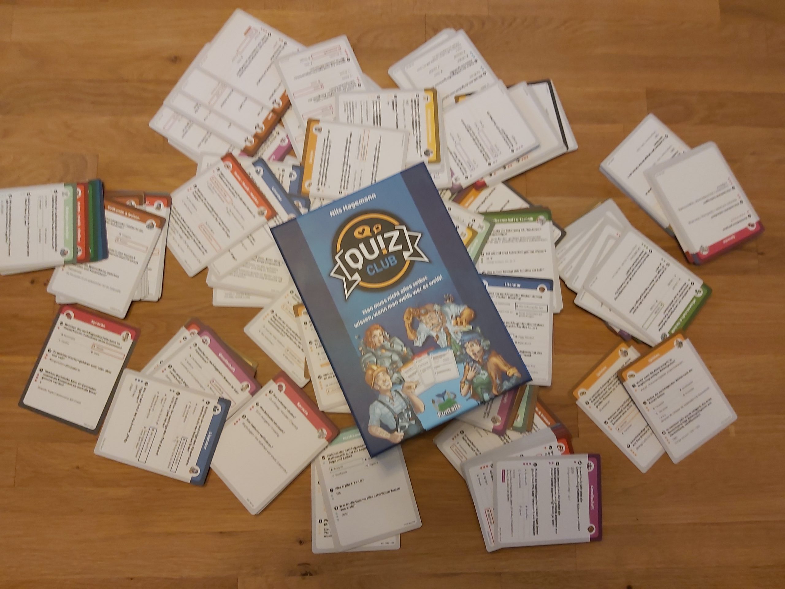 Zu sehen ist das Spiel Quizclub mit allen Spielmaterialien.