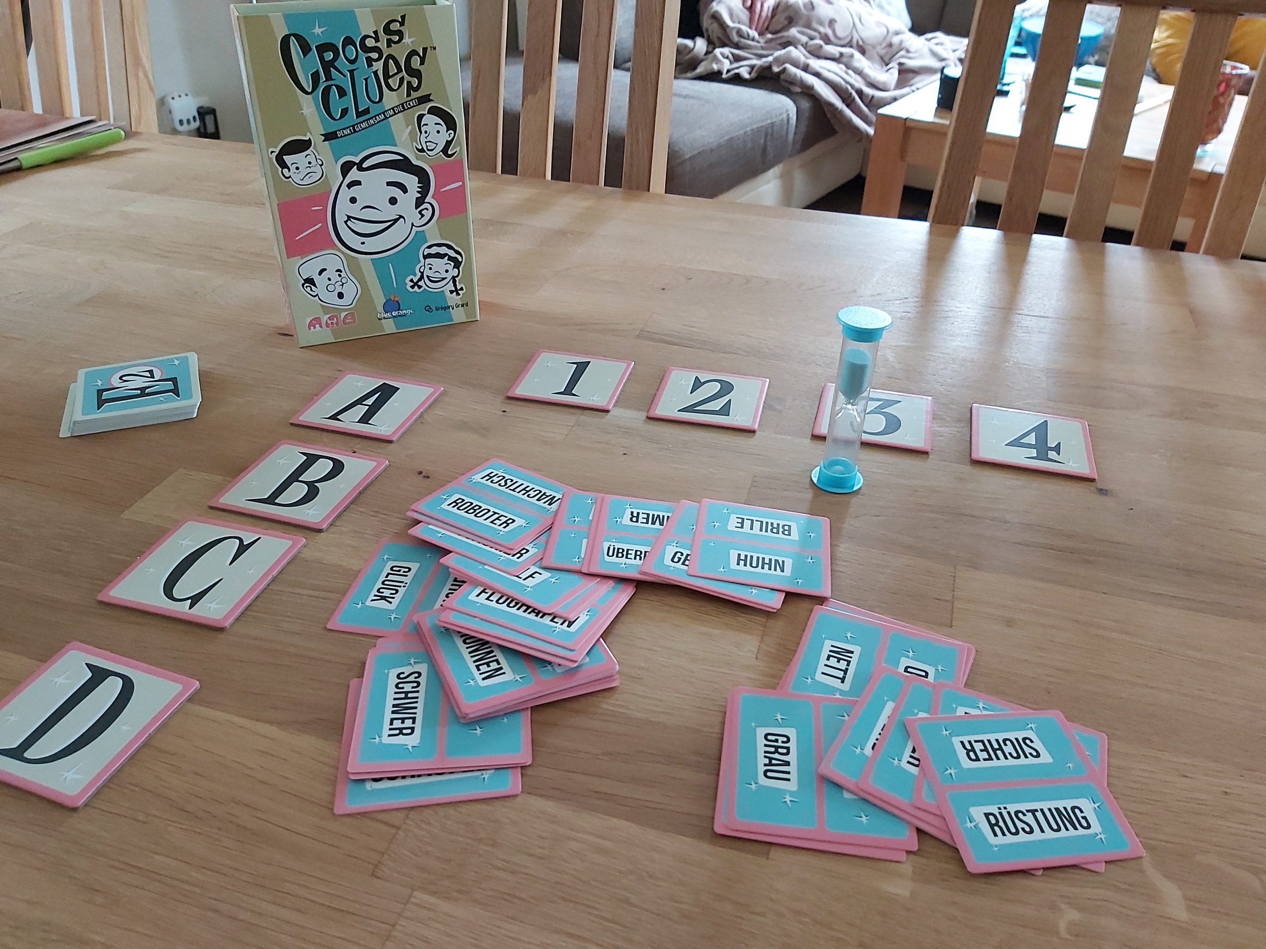 Zu sehen ist das Spiel Cross Clues mit allen Materialien.