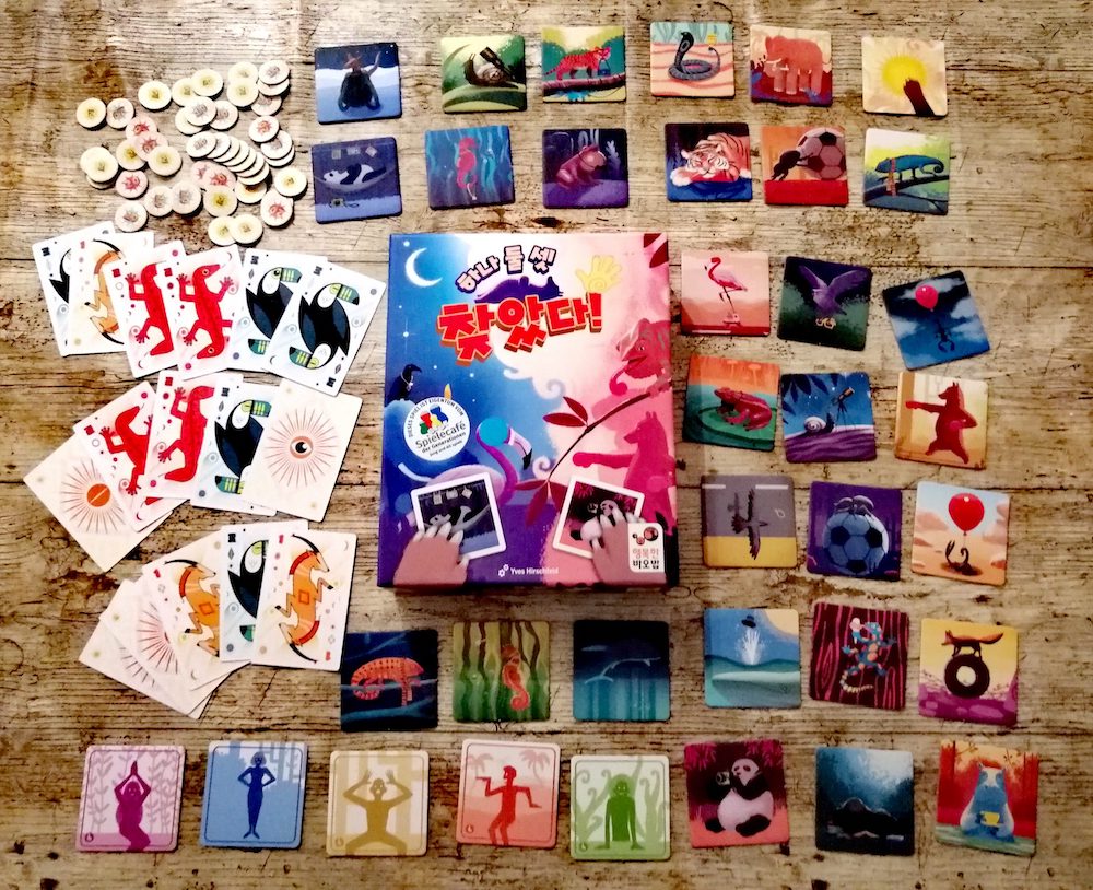 Spieleschachtel mit Inhalt