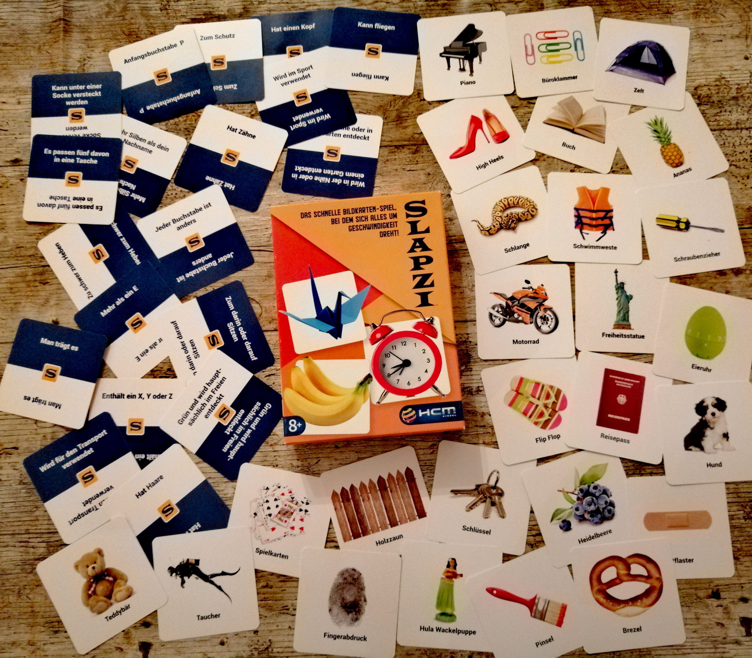 Spieleschachtel mit Inhalt