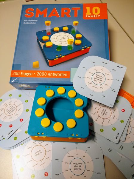 Schachtel mit Spielinhalt