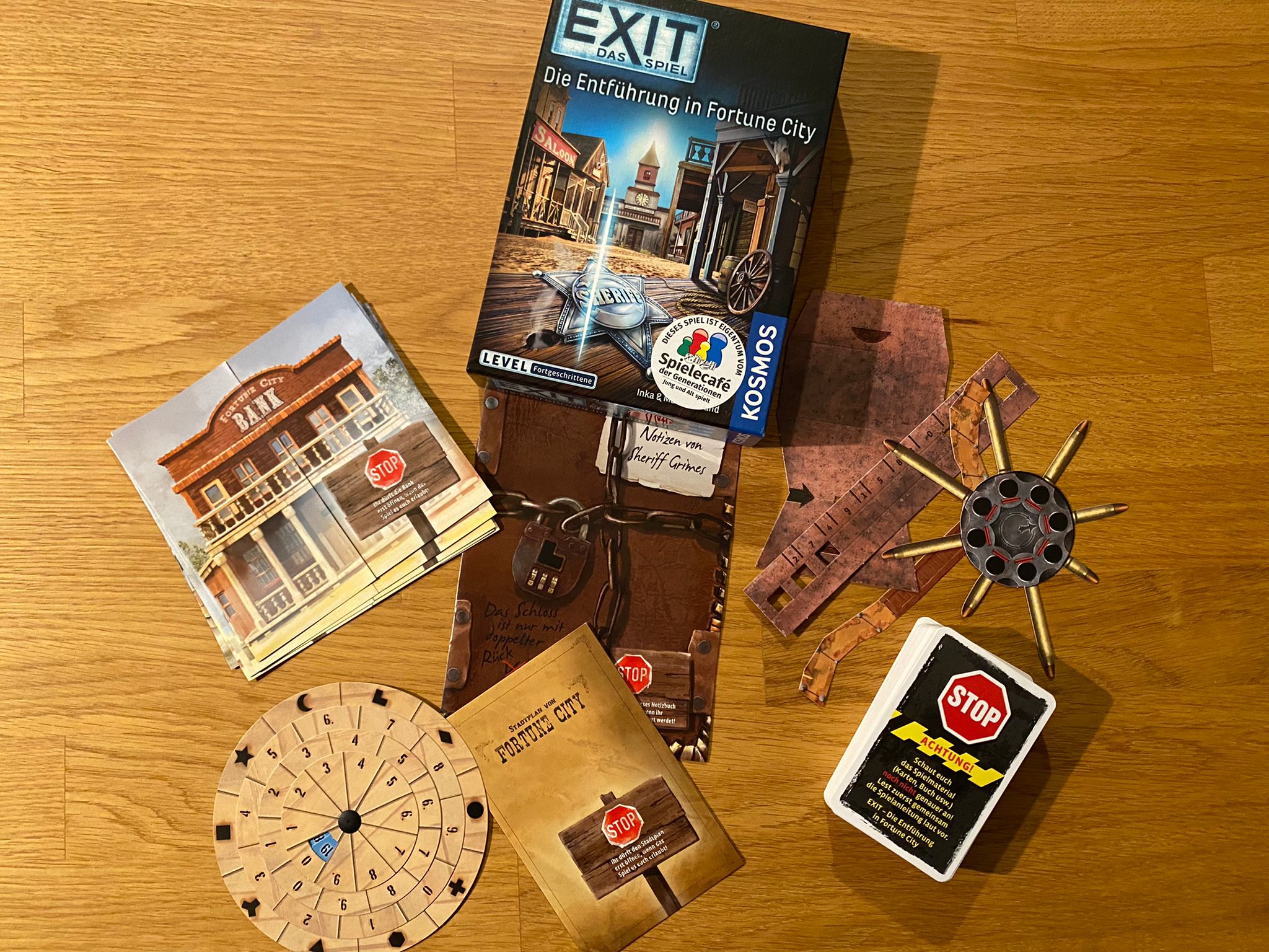 Zu sehen ist das Exit Spiel Entführung in Fortune City mit allen Materialien.