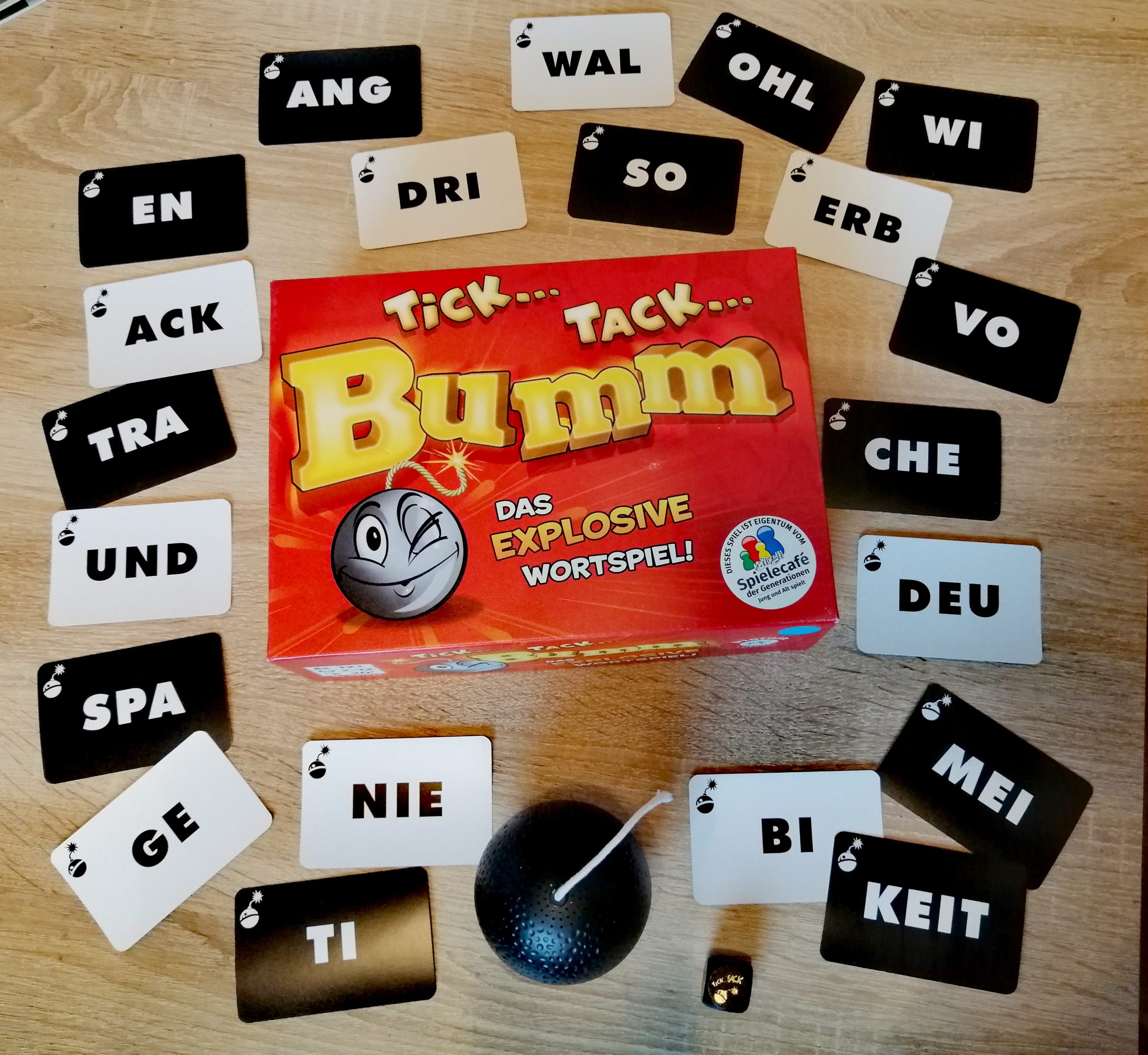 Spieleschachtel mit Inhalt