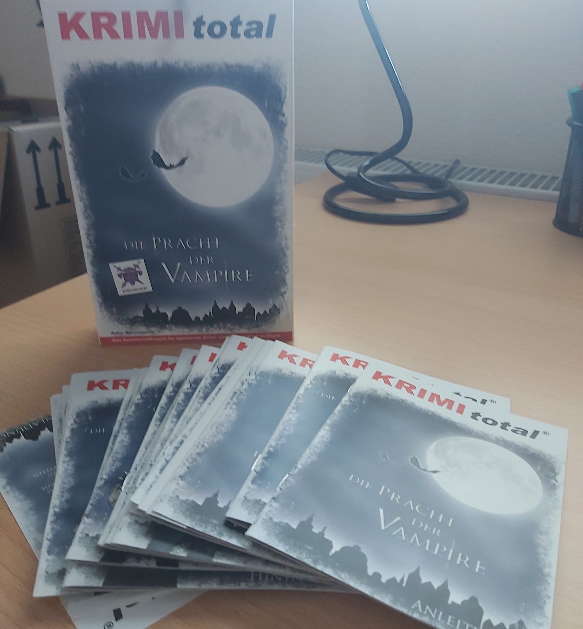 Zu sehen ist das Krimi Dinner Pracht der Vampire mit allen Materialien.