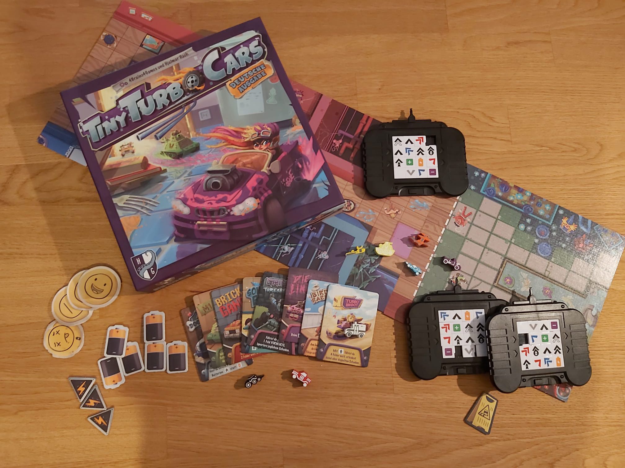 Zu sehen ist das Spiel Tiny Turbo Cars inkl. des gesamten Materials.