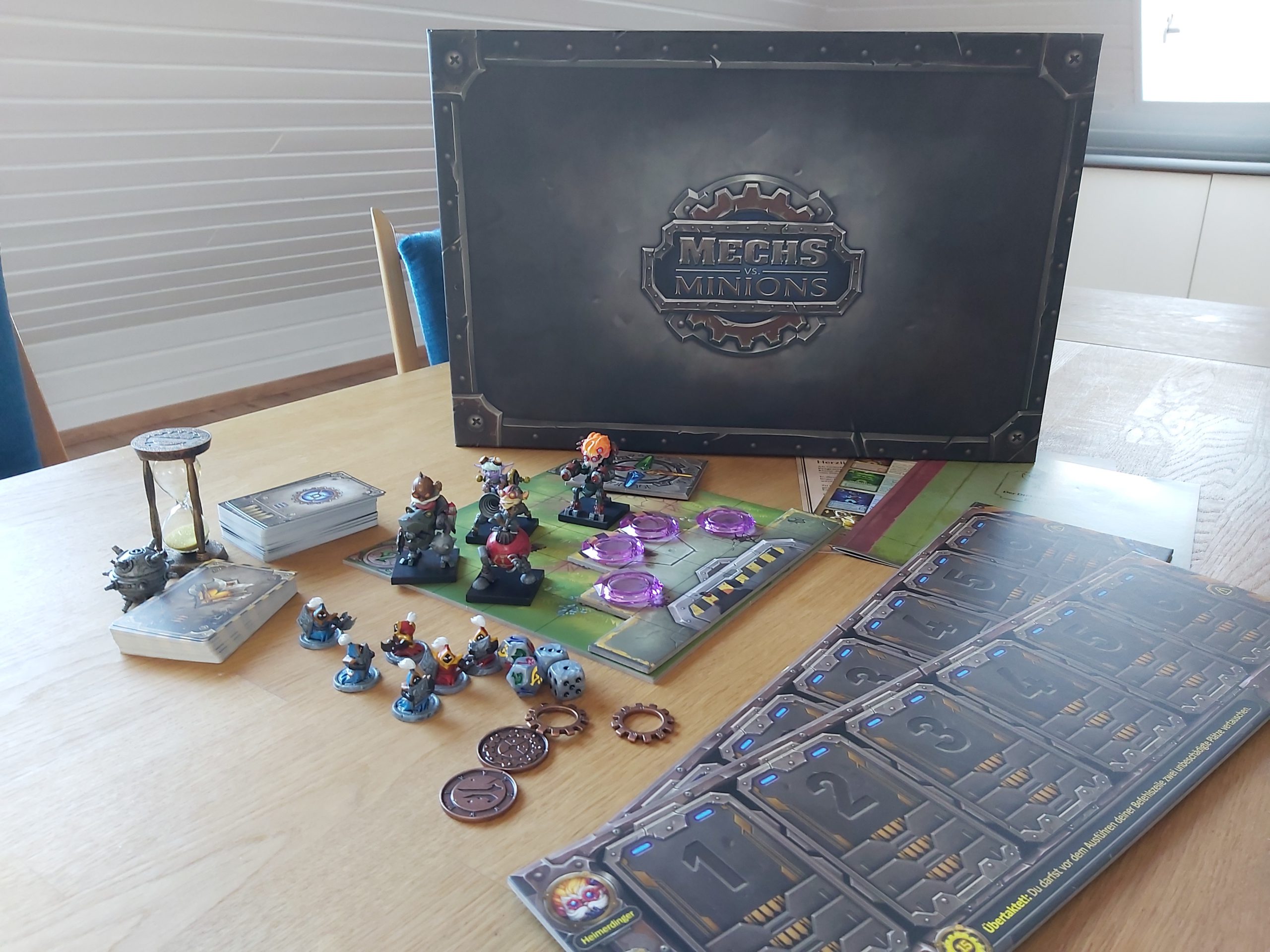 Zu sehen ist das Brettspiel Mechs vs Minions mit dem gesamten Spielmaterial