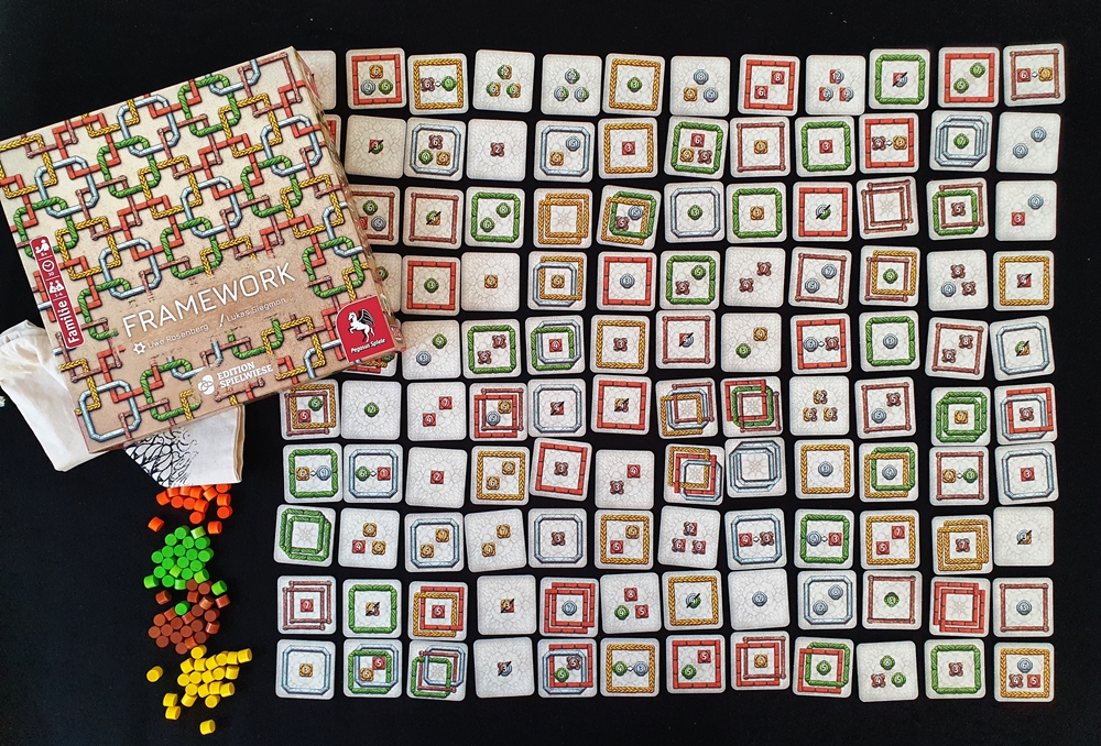 Spielkarton und Inhalt