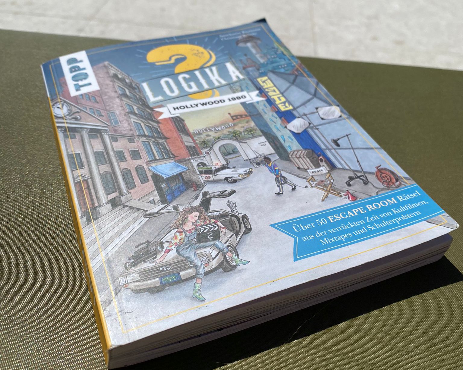 Zu sehen ist das Rätselbuch.