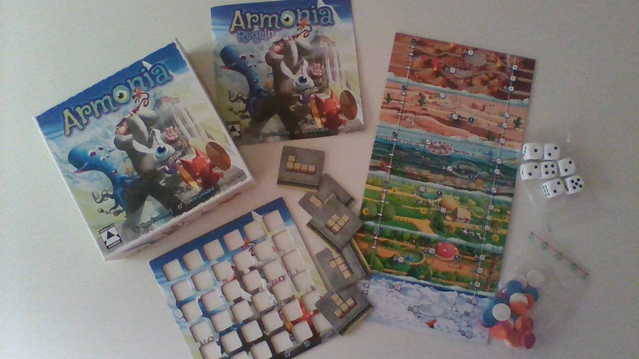 Auf dem Tisch liegt die Spieleverpackung, die Anleitung, der Spielplan, fünf Kärtchen mit Würfelfiguren, ein Tütchen mit Plättchen und eine Tüte mit Würfeln.