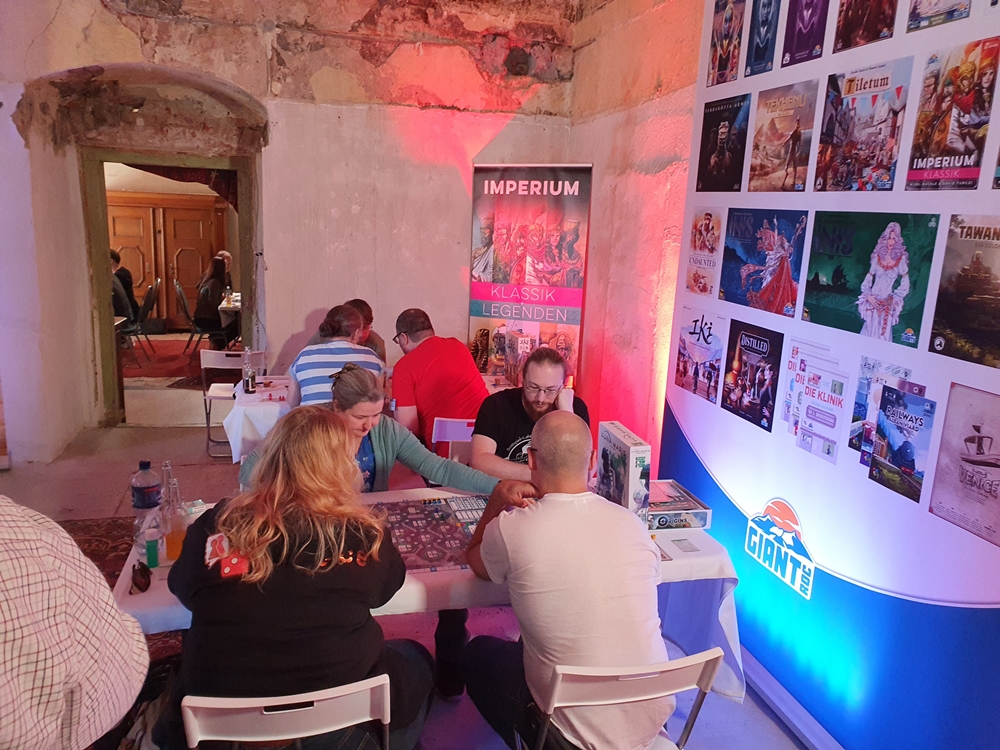 Spielende in einem Raum der Burg